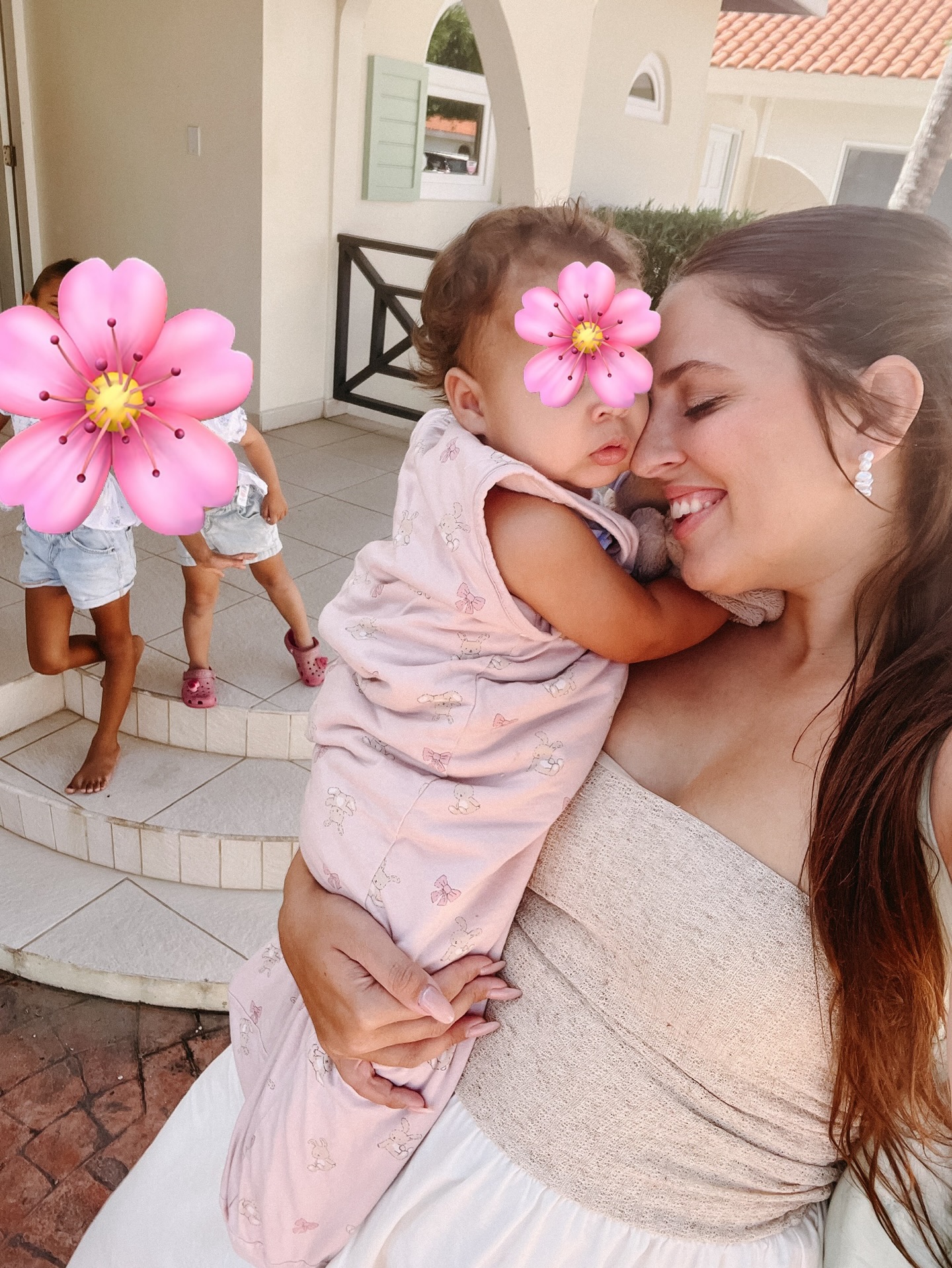 You could try to convince me that I’m not richest person alive while leaving with my whole family to celebrate the sweetest baby’s first birthday, who’s birth I photographed exactly a year ago, but oh I would never believe you!! Sweet baby, what a blessing your arrival and this past year has been! I will be forever grateful for this birth, that it brought me so close with @jentevangestel , for all the baby dates and friend dates in this past year! 🤍 Grateful that it led us to true moments, so much fun and a friendship! Thank you for having us all at your table and sharing this beautiful day of celebration with us 🥹🤍🌺