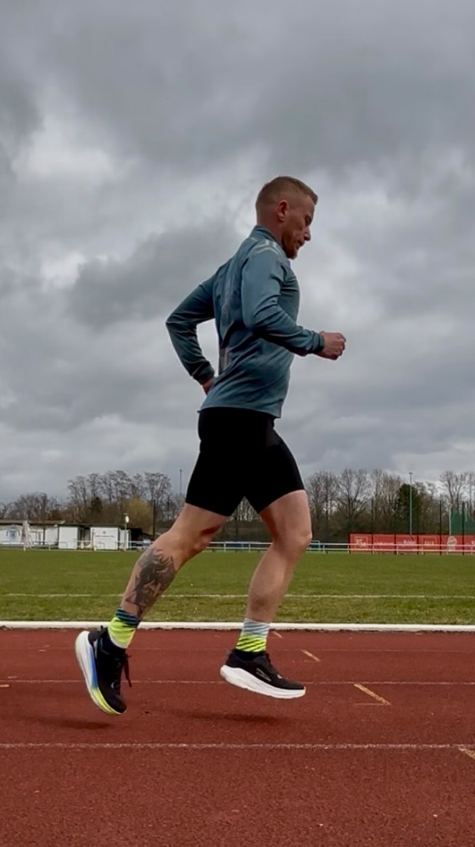 24 Stunden. Kein Filter. Kein Plan B.
Training, Arbeit, kein Chaos, sondern Fokus – ein ganz normaler Donnerstag. Meine Tage sind oft so voll, dass bei mir nichts ohne Planung geht und ganz ehrlich, wenn mein Training nicht als fester Termin drin wäre - würde es bestimmt oft hinten runterfallen, egal wie sehr ich den Sport liebe.
Wie sieht es bei dir aus, planst du dein Training oder läuft es auf gut Glück?
#dayi̇nmylife #ironmantraining #triathlete #triathlonmotivation #triathlonbeginner