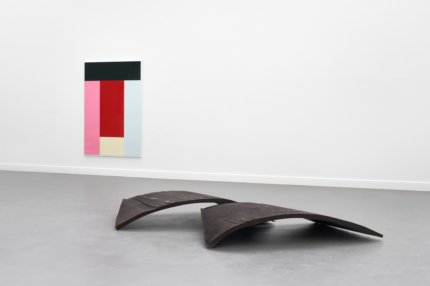 Ausstellungsansicht „A Matter of Perspective“, Lechner Museum Ingolstadt. Foto: Jens Gerber
Letzte Chance !!!
Noch bis 12. April 2026
A Matter of Perspective
Ausstellung anlässlich des Jubiläumsjahres „Alf Lechner 100“.
Mit Arbeiten von Phyllida Barlow, Robert Morris, Riki Mijling, Fred Sandback, Hanne Darboven, Gary Kuehn, Charlotte Posenenske, Reiner Ruthenbeck, Barry Le Va, Dadamaino, Carl Andre, Agnes Martin, Richard Serra, Imi Knoebel, Franz Erhard Walther, Eduardo Chillida, Donald Judd, Nasreen Mohamedi – und Alf Lechner.