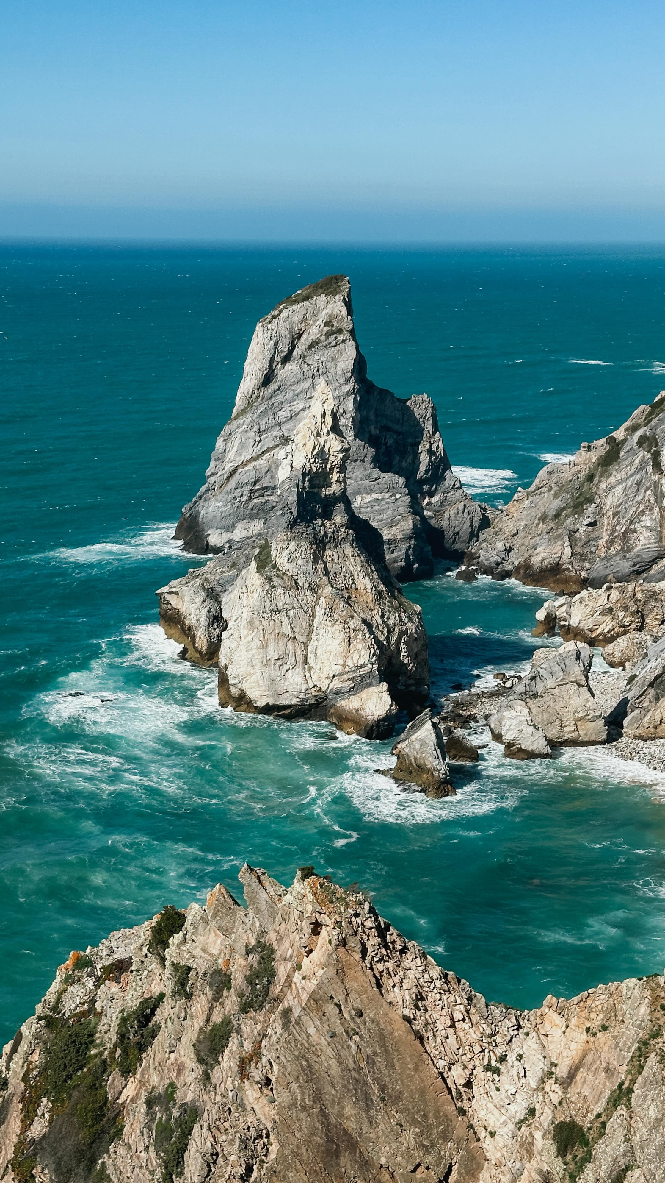 So ein schöner Tag in Sintra, Portugal.
Von mutterseelenallein bis vom Winde verweht war alles dabei.
Mir wird gerade wieder jeden Tag ein bisschen bewusster, was ich eigentlich brauch zum glücklich sein und was ich mir manchmal einreden lasse, brauchen zu müssen. Fühlt sich gut an, die Klarheit :)
So und dann hab ich grad gecheckt, dass morgen ja schon Karfreitag ist.
Finde Jesus war ein cooler Typ (unabhängig davon, was die Kirche daraus gemacht hat!!!) und vielleicht hast ja mal paar Minuten Zeit, dir bissl was von seinen Weisheiten zu Gemüte zu führen 😁
Ich wünsch dir jetzt jedenfalls mal schöne Ostertage und wir hören uns eh, gell 🤍
Bussi aus Portugal 🇵🇹