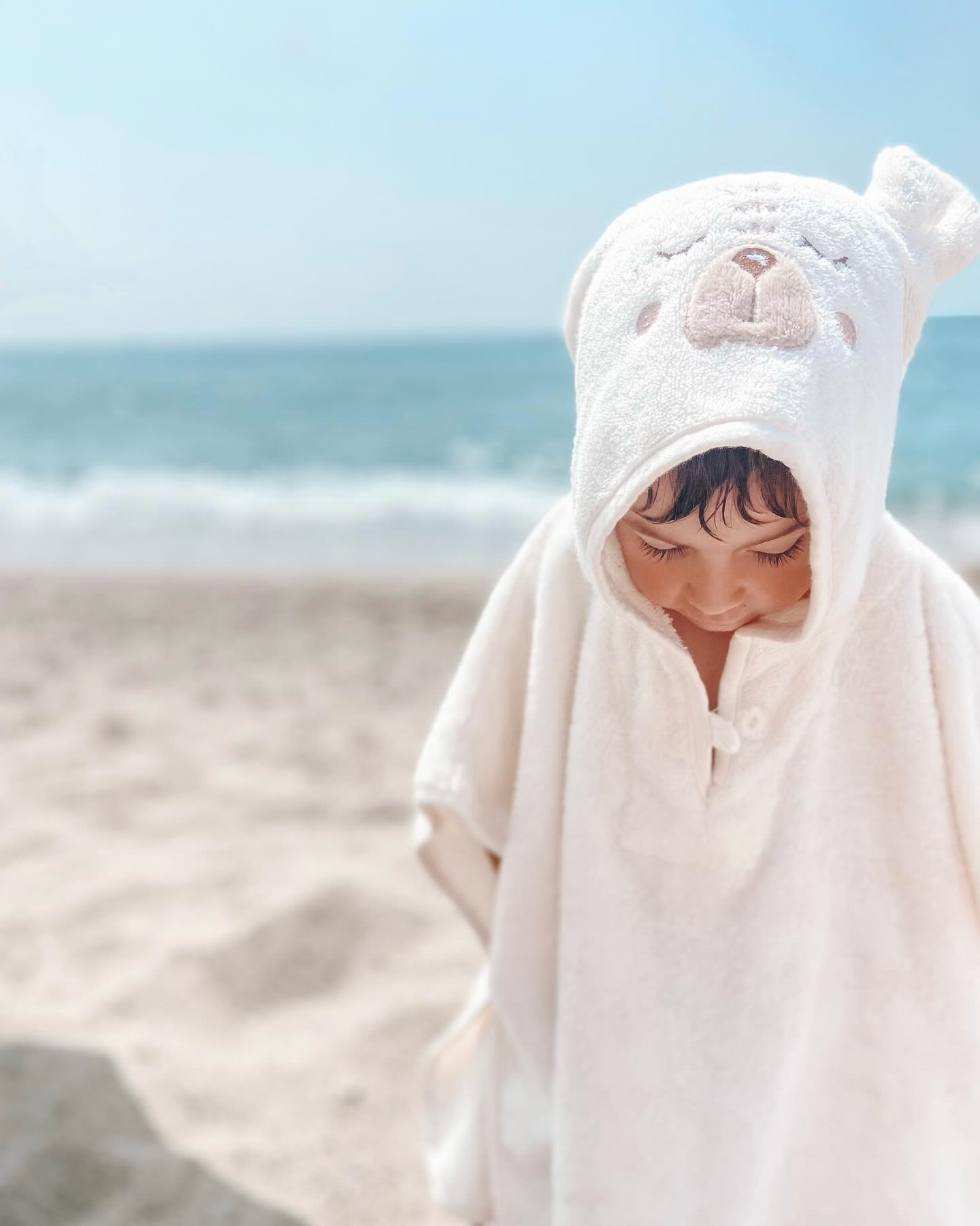 De la douceur pour vos minis avec notre collection de ponchos 🤍
📷 @monpetit_marius
#GarnierThiebaut #savoirfaire #lingedebain #beach #kids
