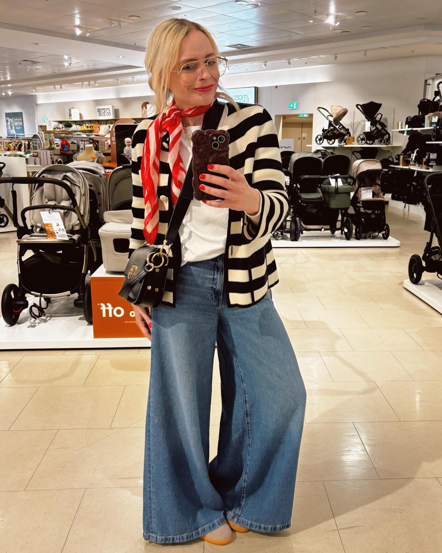 What would I do without my jeans? I basically wear the same few pairs on rotation. I’d be lost without them! An #ootd which started with the white t’shirt (and thermal underneath, yes still in a thermal as I was freezing yesterday) and jeans. Added the stripey knit but needed the red pop - scarf - for contrast. What do you reach for the most in your wardrobe?
(Not the ideal backdrop in M&S but was in a rush to get to the cinema to see The Magic Faraway Tree. We really enjoyed it).
No current items but jeans were @marksandspencerstyle a couple of years ago and knit was brand new Chinti and Parker picked up @charitysuper.mkt. Scarf was M&S last year as well.
Style - personal style - personal stylist - women’s style - styling - style inspo - personal styling - casual outfits - everyday outfits - fashion - easy styling
#personalstyle #personalstylist#wiwt #Spring