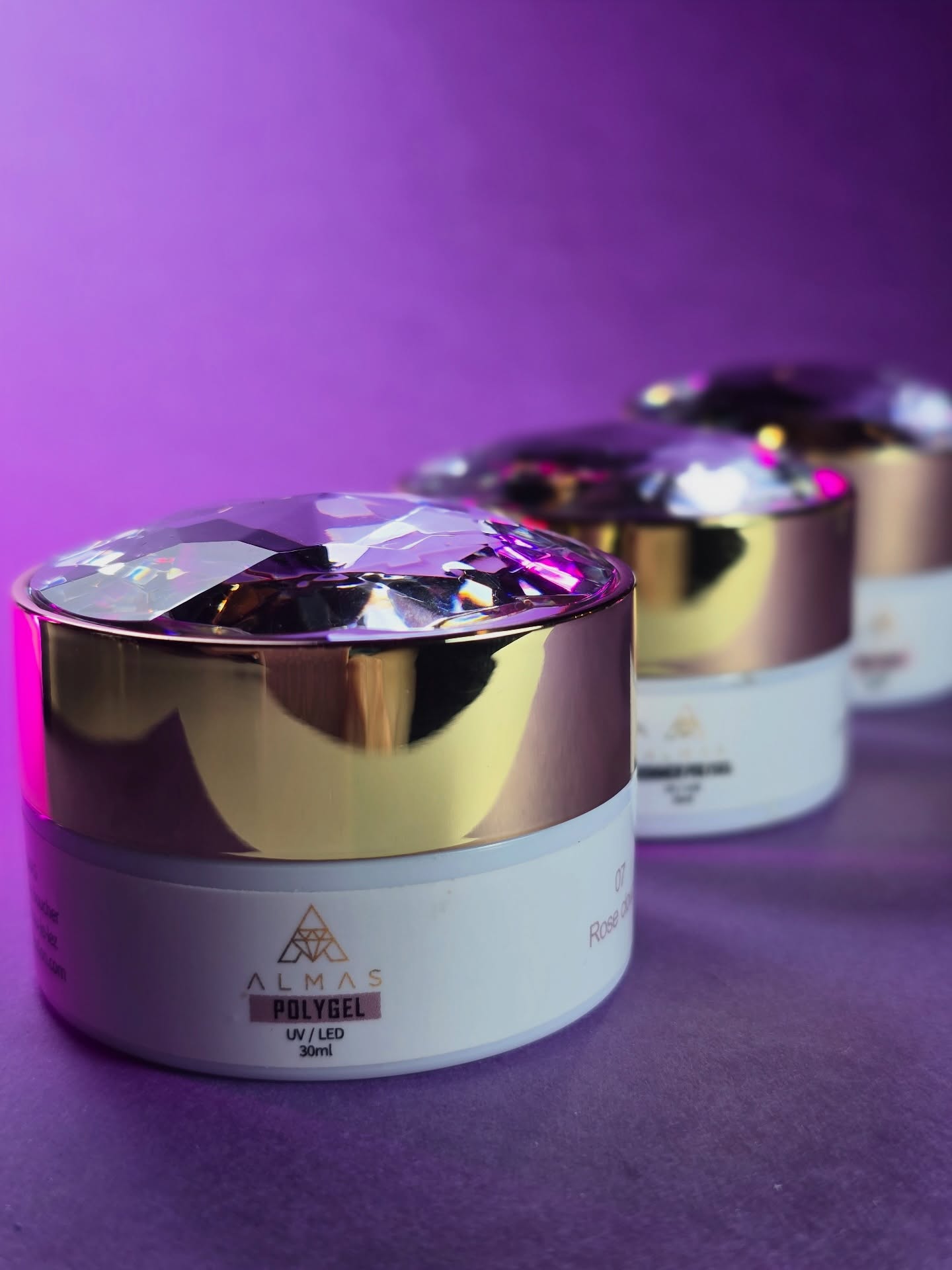 Et vous, quelle est votre référence favorite de polygel standard? Découvrez si ce n’est encore fait nos 12 références, contenues dans un packaging digne de ce nom et à la hauteur des joyaux qu’ils contiennent 💎
Lumière sur la référence Rose Cloud que vous pouvez découvrir en swipe de cette publication, sur de merveilleux amandes russes réalisées par nulle autre que notre ambassadrice Tressy! 😮💨
#russianalmond #polygelnails #polygelnail #polygelextensions #frenchnail