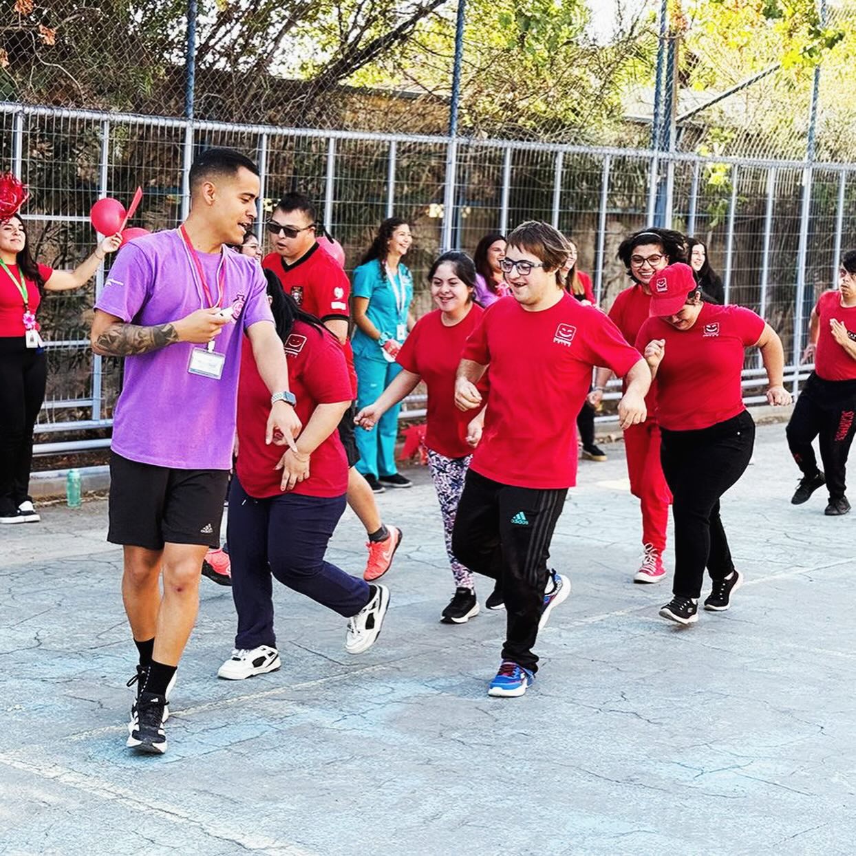 En el marco del Día del Deporte (6 de abril), los jóvenes de Inclusión Laboral de Edudown vivieron una entretenida tarde de pichanga recreativa.
Esta actividad, organizada en conjunto con la Agrupación Transformamos Chile, generó un espacio de encuentro, alegría y participación para jóvenes de 4ta etapa.
A través del deporte, seguimos promoviendo la vida saludable, el trabajo en equipo y la convivencia, fortaleciendo vínculos en un ambiente lúdico y significativo 💙
Al finalizar la jornada, se compartió una rica colación, cerrando un día lleno de energía y compañerismo ⚽🥪
¡Gracias a todos quienes hicieron posible esta linda experiencia!
#DíaDelDeporte #Inclusión #VidaSaludable #TrabajoEnEquipo #Edudown TransformamosChile