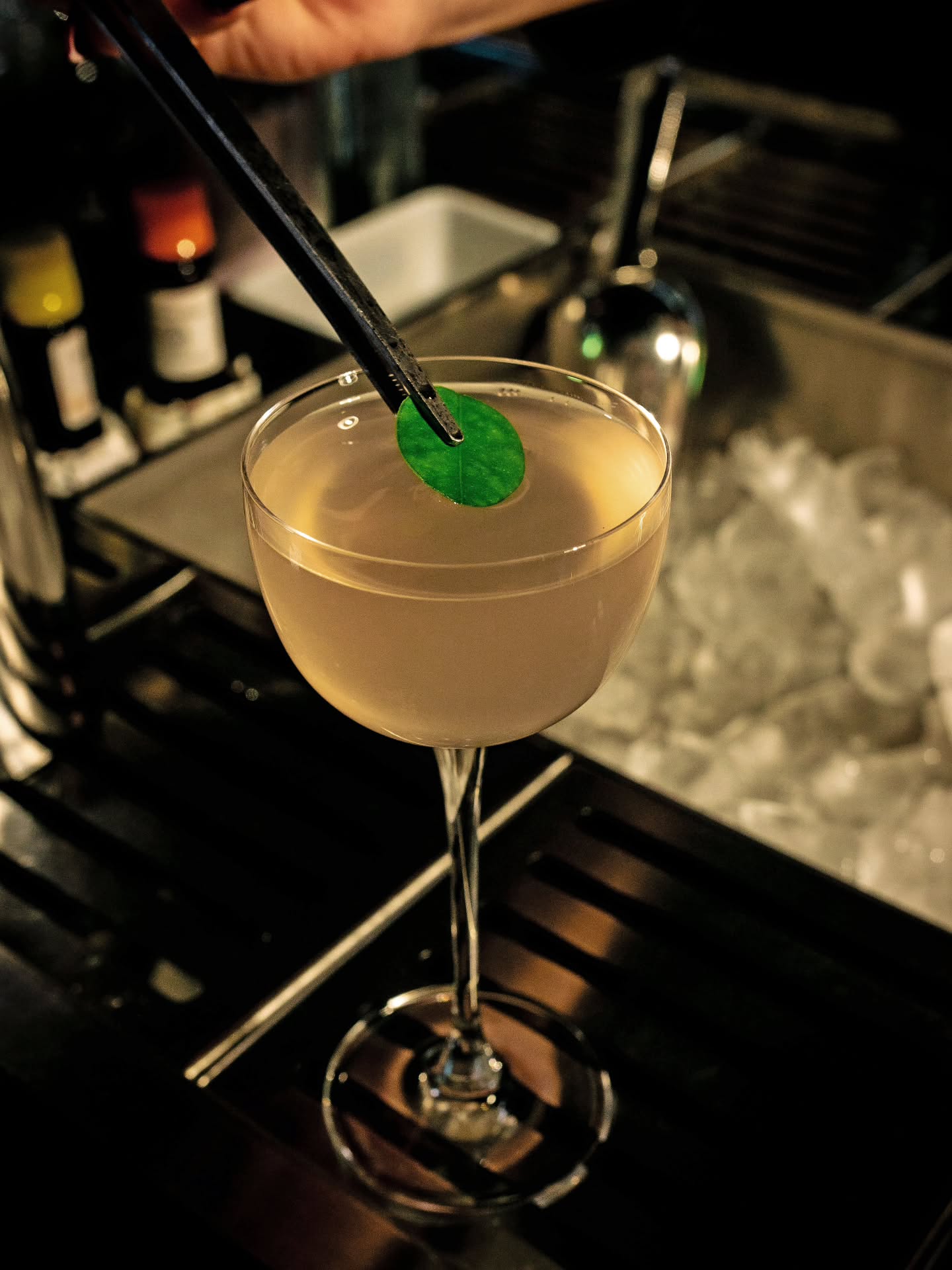 Elegância na apresentação
Personalidade no gole.
O Évora leva vodka, pisco moscatel, grapefruit, pêssego, cointreau e jerez manzanilla.
#BarDosCravos #drink #coquetel #bar