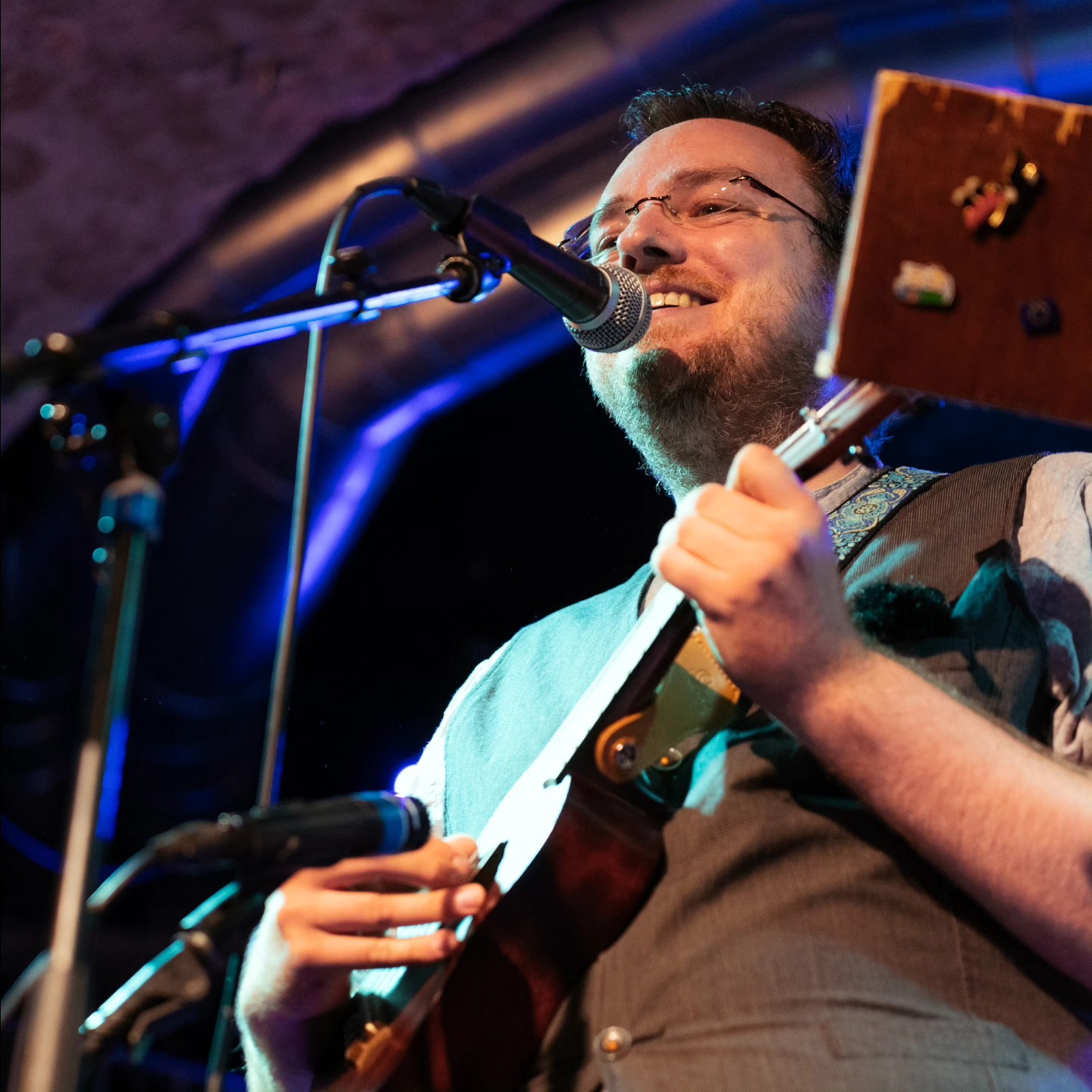 Letzte Woche habe ich beim Milla Song Slam im Milla Club mitgemacht und zum ersten Mal alleine mit meiner eigenen Musik auf der Bühne gestanden(ganz ohne meiner allerbeste Schwester Lisa😱), natürlich hatte ich mein mobiles Aufnahmeset dabei und habe noch einen kleinen Beitrag für Radio Lora aufgenommen! Den könnt ihr euch jetzt auch nachhören auf https://lora924.de/2024/10/25/song-slam-in-der-milla/
Vielen Dank an alle Musiker*Innen, Das MILLA samt Team und das Publikum für diesen wunderbaren Abend!!
Danke auch für die Fotos an @melanielewald
#lora #radiolora #radio #milla #millasongslam #millaclub #musik #songslam #münchen