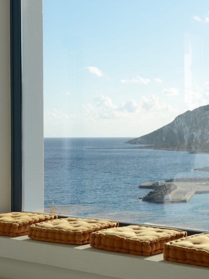 FR/ENG : Il y a 220 îles habitées (au moins) en Grèce. Il y a de grandes îles, des îles « stars ». Et il y en a de toutes petites. Avec une rue principale qui relie la Chora au port. Avec une station d’essence. Une boulangerie. Avec une librairie qu’une personne passionnée ouvre chaque été. Ce sont des îles où l’on se retrouve avec nous-mêmes et les gens que l’on aime. Si vous cherchez une île comme ça, appelez-moi, mes secrets seront les vôtres. 😉
ENG : There are at least 220 inhabited islands in Greece. There are the big islands and the tiny ones. With one main street that connects the Chora to the port. With one gas station. One bakery. With one bookstore that opens each summer. It is in theses islands where we find ourselves; and we share with our beloved ones. If you are looking for an island like that, call me, my secrets will be yours 😉 #hiddengems #unknowndestination #secretgreece #exploregreece #staycurious