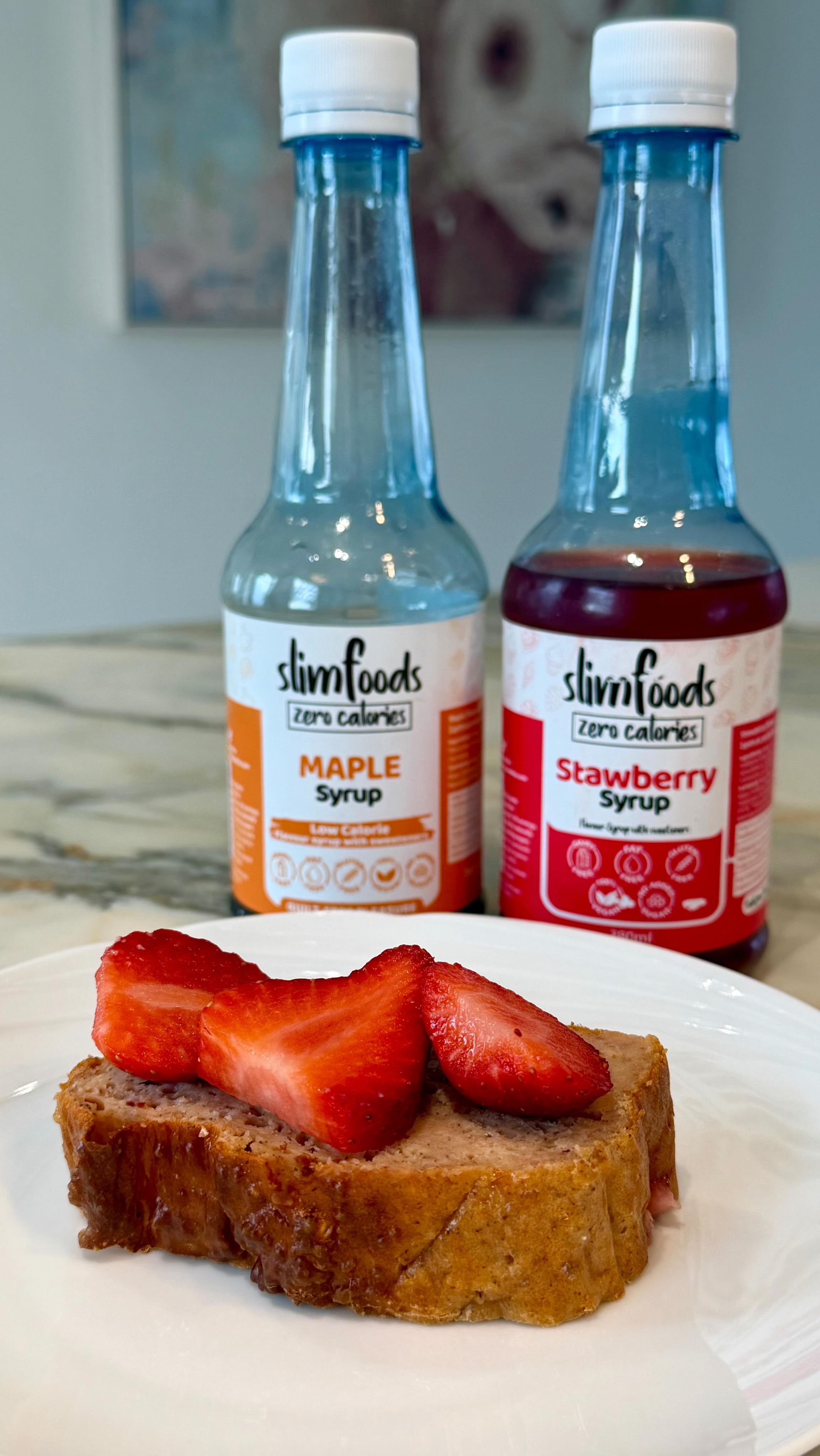 🍓𝑺𝒕𝒓𝒂𝒘𝒃𝒆𝒓𝒓𝒚 𝑪𝒂𝒌𝒆:
🥣Υλικά:
•130γρ. αλεύρι για όλες τις χρήσεις (1φλ)
•40γρ. αλεσμένη βρώμη (1/2φλ)
•60γρ. σκόνη πρωτεΐνης ορού γάλακτος
•2 κουταλιές κανέλα
•1 κουταλάκι baking powder
•2 αυγά
•250γρ. γάλα 1.5% λιπαρά
•100γρ. γιαούρτι 2% λιπαρά
•1/4 φλ. 𝑆𝑡𝑟𝑎𝑤𝑏𝑒𝑟𝑟𝑦 𝑆𝑦𝑟𝑢𝑝 𝑆𝑙𝑖𝑚𝐹𝑜𝑜𝑑𝑠
•1/2 φλ. 𝑀𝑎𝑝𝑙𝑒 𝑆𝑦𝑟𝑢𝑝 𝑆𝑙𝑖𝑚𝐹𝑜𝑜𝑑𝑠
•400γρ. φρέσκες φράουλες
🫡Εκτέλεση:
1. Σε ένα μπολ πρόσθεσε το αλέυρι, τη βρώμη, τη σκόνη πρωτεΐνης, την κανέλα και το baking powder.
2. Σε ένα άλλο μπολ κτύπα τα αυγά με το γάλα.
3. Ανάμιξε τα υγρά με τα στερεά υλικά και ανακάτεψε καλά.
4. Πρόσθεσε το γιαούρτι, το 𝑆𝑡𝑟𝑎𝑤𝑏𝑒𝑟𝑟𝑦 𝑆𝑦𝑟𝑢𝑝 𝑆𝑙𝑖𝑚𝐹𝑜𝑜𝑑𝑠, το 𝑀𝑎𝑝𝑙𝑒 𝑆𝑦𝑟𝑢𝑝 𝑆𝑙𝑖𝑚𝐹𝑜𝑜𝑑𝑠 και ανακάτεψε καλά.
5. Τέλος πρόσθεσε τις φράουλες και ανακάτεψε.
6. Ψήσε σε προθερμασμένο φούρνο για 40 λεπτά περίπου.
7. Κόψε σε 10 ομοιόμορφα κομματάκια.
🌟Αν θέλεις πρόσθεσε μαύρη σοκολάτα σε κομματάκια μέσα στο μίγμα.
📝Διατροφική αξία για όλη τη συνταγή:
1269kcal
25g FAT
165g CHO
92g PRO
📝Διατροφική αξία ανά κομμάτι (σύνολο 10 κομμάτια):
127kcal
3g FAT
17g CHO
9g PRO
𝐵𝑦 𝑁𝑢𝑡𝑟𝑖𝑡𝑖𝑜𝑛𝐹𝑖𝑡𝑠𝑌𝑜𝑢.
#slimfoods #slimfoodsonline #slimfoodssyrup #slimfoodssauce