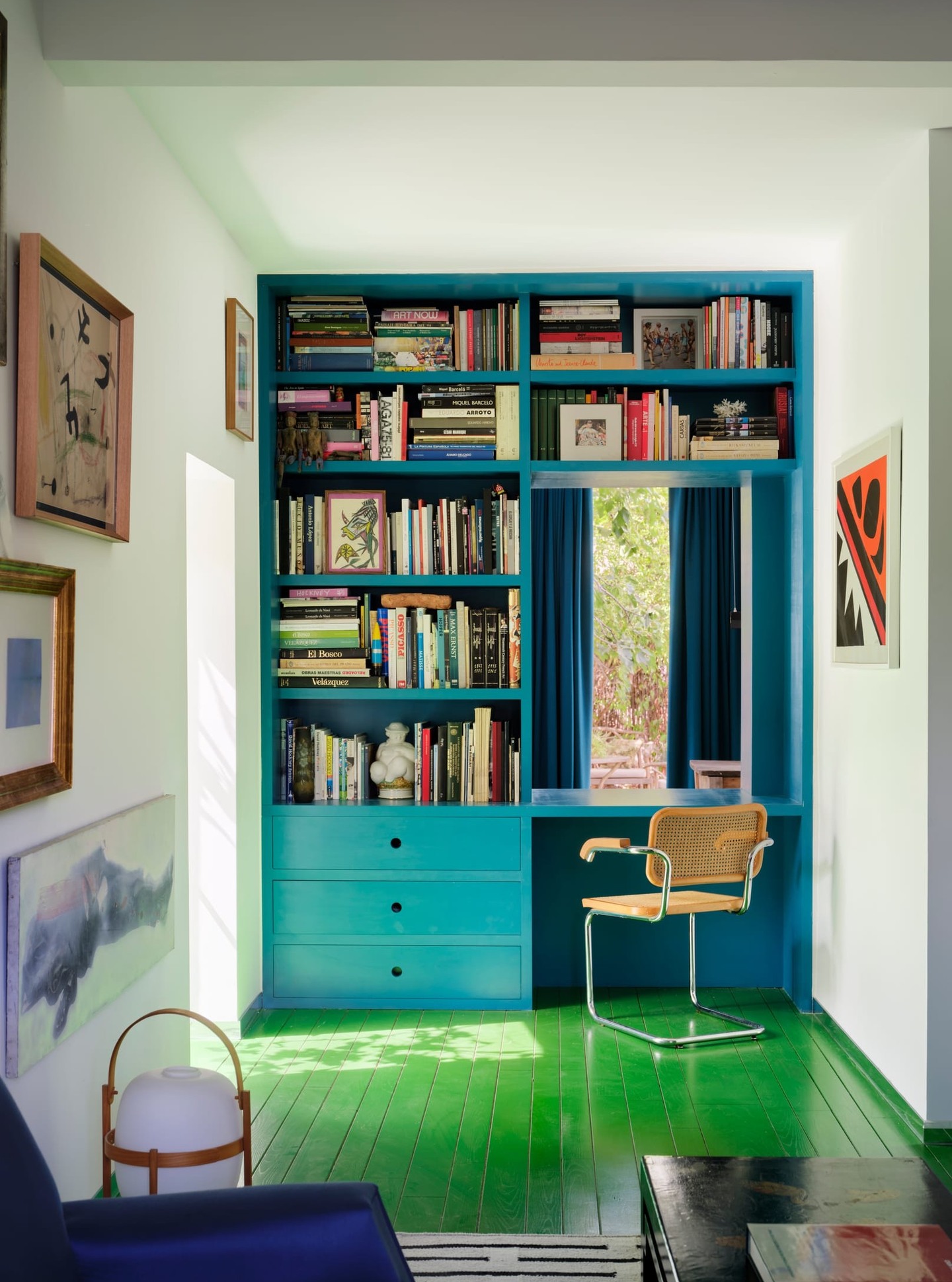 ✨ Une maison comme une collection, une collection comme un récit.
À Madrid, David Pastor imagine un intérieur libéré de toute nostalgie figée : les volumes s’ouvrent, la lumière circule, et les œuvres dialoguent avec l’espace plutôt que de simplement l’habiter. Chaque pièce devient une scène, chaque objet une intention.
Ici, l’art ne se contemple pas — il se vit, au quotidien, dans un équilibre sensible entre couleurs, matières et regards contemporains.