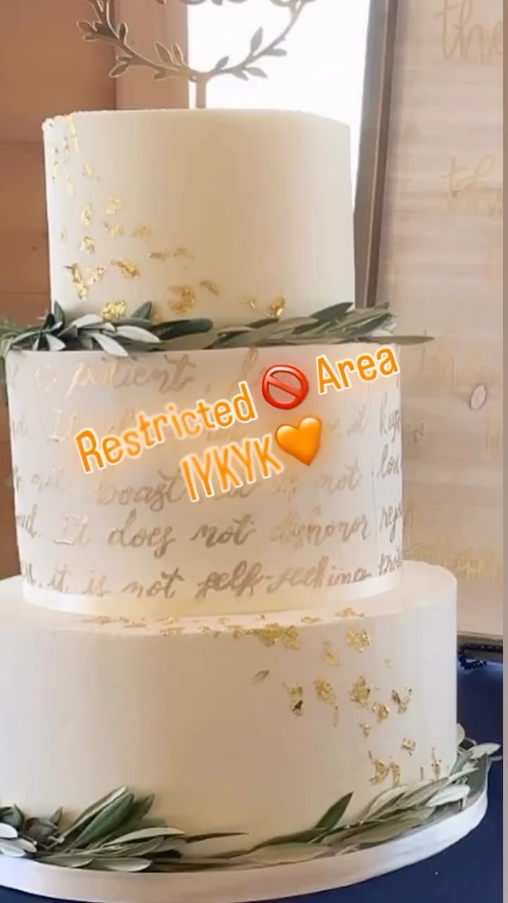 #1 Rule of Cake Table Etiquette….
We talk about Cake Table Etiquette 🤣
🌿 No one eats until the Bride 👰♀️ eats
🌿 Look with your eyes not your mouth 👄
🌿 Take what you touh✋🏼
🌿 Supervise children(& your uber drunk bestie)
🌿 Traditional “Cake” 🍰 is no the only option
#wedknoxville #knoxvilleweddingplanner #weddingcakeetiquette #dayofcoordinator