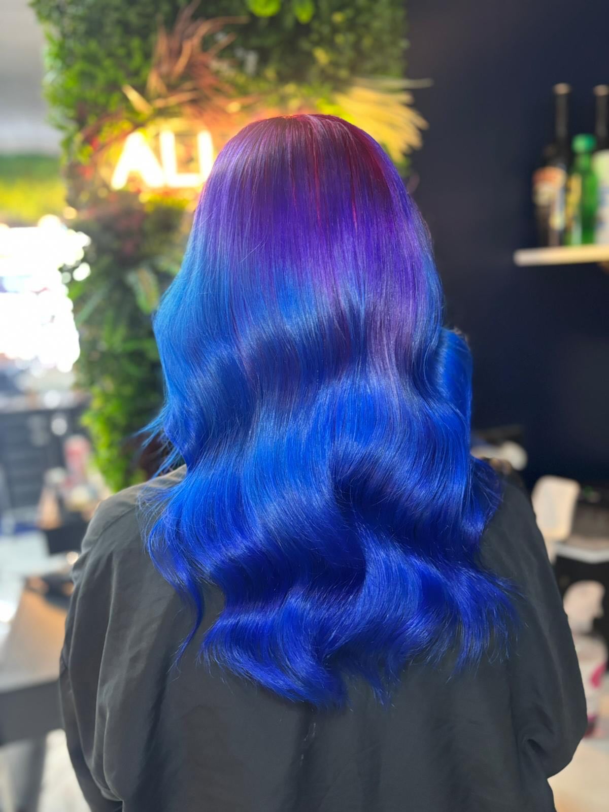 From grown-out blonde to bold dimension 💥
Fuchsia roots melting seamlessly into violet mids and electric blue ends 💙💜
A flawless colour melt with high-impact shine and silky movement, by senior stylist Kara🫶🏻
Vibrant. Glossy. Seamless.✨
@lorealpro @lorealpro_education_uki