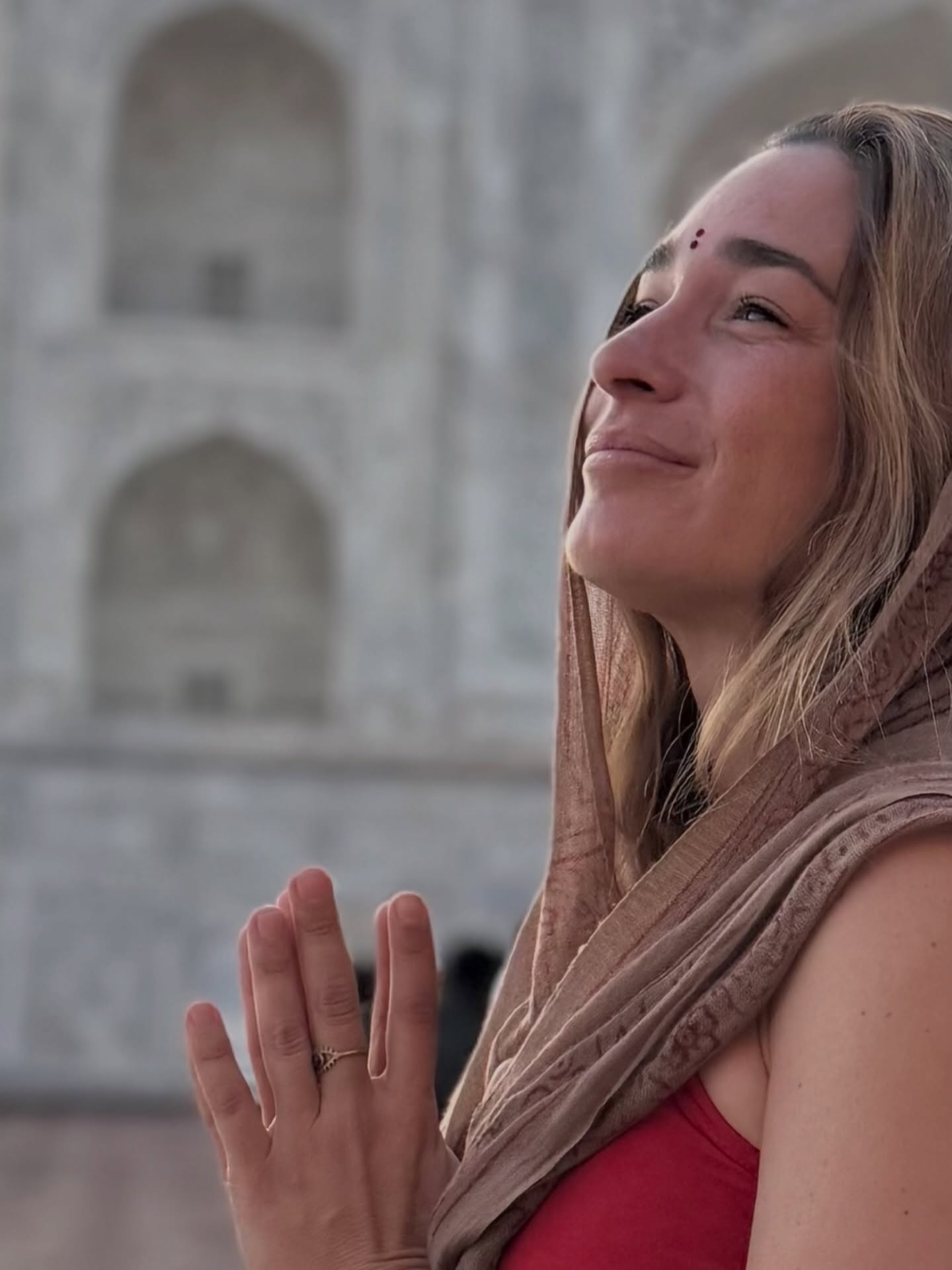 «¿Cuándo fue la última vez que sentiste que se expresaba tu alma? ¿Cuándo fue la última vez que lloraste de felicidad? ¿Escribiste poesía? ¿Compusiste música? ¿Bailaste bajo la lluvia? ¿Horneaste un pastel? ¿Pintaste algo? ¿Arreglaste algo que estaba descompuesto? ¿Besaste a un bebé? ¿Sostuviste a un gato junto a tu rostro? ¿Escalaste una colina? ¿Nadaste desnudo? ¿Caminaste al amanecer? ¿Tocaste la armónica? ¿Conversaste hasta romper el día? ¿Hiciste el amor durante horas… en la playa, en el bosque? ¿Comulgaste con la naturaleza? ¿Buscaste a Dios?»
.
.
.
.
Lindo fragmento del libro “Conversaciones con Dios 2” que me ha hecho pensar y que quería compartir para haceros pensar también 🧡
Namaste.