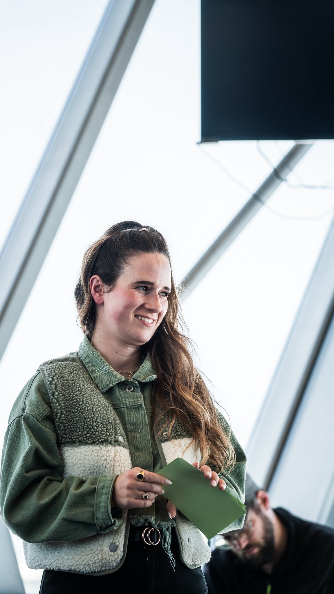 Warum? Weil ich beschlossen habe, mein Schicksal selbst in die Hand zu nehmen und ich es jetzt einfach selbst mache. ❤️🔥
Ganz ehrlich: Zu viele Jahre habe ich darauf gewartet, dass mich wer „entdeckt“ und mich damit abhängig von äußeren Umständen gemacht. Ich habe gehofft, dass mich jemand fürs TV möchte (still my big dream) und mich in eine Moderationsrolle steckt, weil ich liebend gern gute Laune verbreite und unterhalte. Aber wie es halt so ist: Produzent*innen läuten nicht einfach an deiner Tür und sagen „wir wollen dich für
unser neues TV-Format“. Man muss sich mit hunderten Bewerber*innen um schlecht bezahlte Redaktionsstellen battlen, um dann erst recht nicht genommen zu werden oder ganz unten in der Nahrungskette anzufangen.
Versteh mich nicht falsch - ich fange gerne klein an, lass mir Feedback geben und liebe es, mich hochzuarbeiten! Aber worauf ich keine Lust mehr habe, ist, mich von anderen klein machen und mich wie der Depp vom Dienst behandeln zu lassen, um dann irgendwann nach 1.000 Mal beweisen endlich aufsteigen zu können. „Die Medienbranche ist halt so“ heißt es und entweder bist du bereit, da durchzugehen oder eben nicht. Glaub mir: Ich bin zu 100% bereit, für meinen Traum zu kämpfen aber so, dass es mir auf dem Weg Energie gibt und nicht raubt - das ist der Unterschied. 🔥
Ich habe keine Lust mehr, meinen Traum klein zu halten und mich in die Bewerbungswarteschlange zu stellen, damit irgendwann mal was passiert. Deshalb moderiere ich aktuell neben all meinen anderen Arbeiten extrem viele Events und LIEBE ES! Ich liebe die Vorbereitung, die Energie an diesen Tagen, die Menschen und ich liebe es, im Tun zu sein. 😍 Ich habe aufgehört, meinen Traum von der Moderatorin wie einen „vielleicht irgendwann“-Plan zu behandeln, sondern mache es einfach jetzt. Ich habe mich entschieden, Moderatorin zu SEIN und nicht mehr drauf zu warten. 🎤
In meinem Kopf schwirrt dazu übrigens schon ganz groß eine neue Idee - ich halt euch auf dem Laufenden 🤭
Und wenn der/die TV Produzent*in doch an meiner Tür läutet, dann schauen wir weiter. ❤️🔥
#moderatorin #moderation #tv #tvmoderatorin