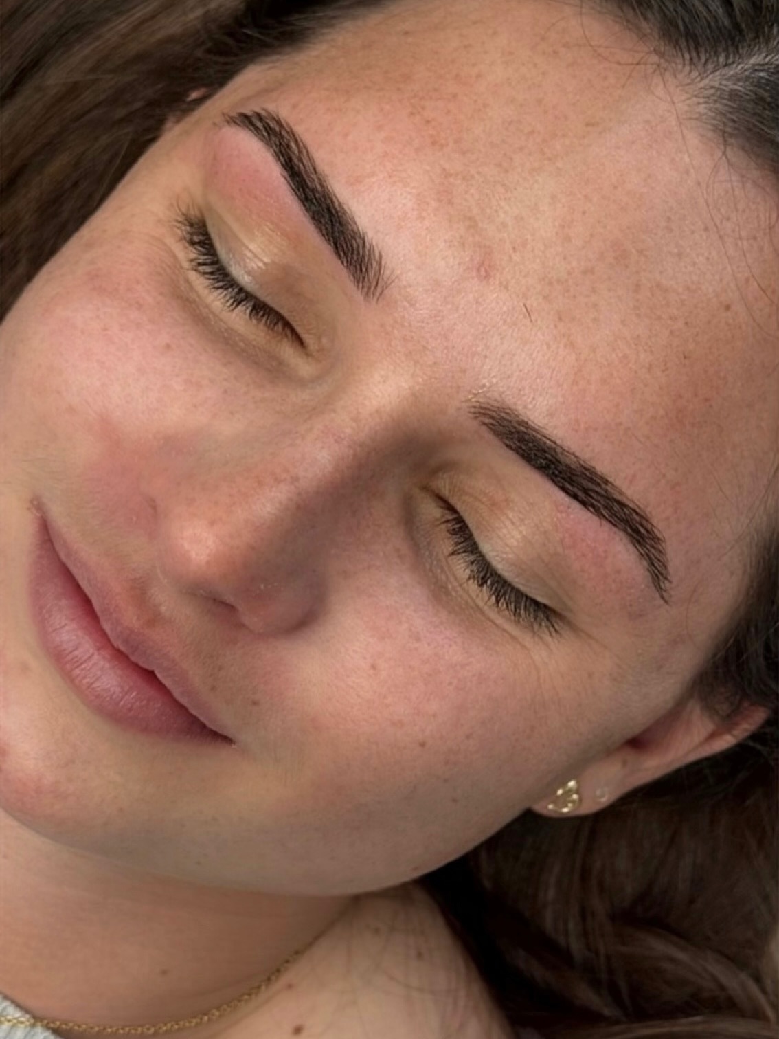 Avant - après brow lift x épilation reconstruction 🖤
On réduit souvent le brow lift à un effet “poils en l’air”, alors que c’est bien plus que ça. Sur cette cliente, il a servi à maîtriser les épis et à structurer la ligne de façon précise ✨
#sourcilschambery #browliftchambery #browlift #formationsourcils