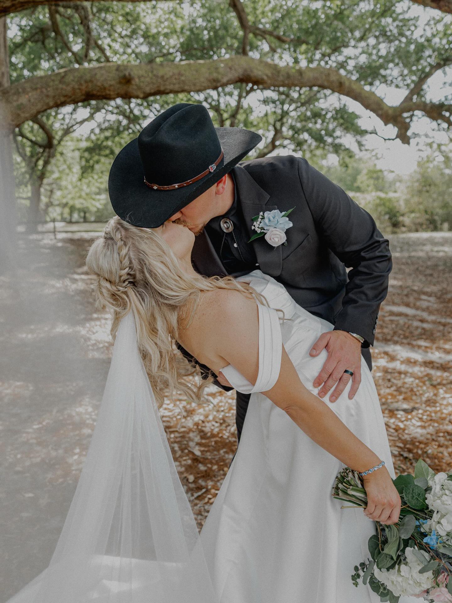 CHAPTER XCVI
Storm and Leann this past weekend. šFor their grand exit, they used all the flowers he ever gave her as confetti! Serious love those little details!
Venue : @atesranchweddingbarn
