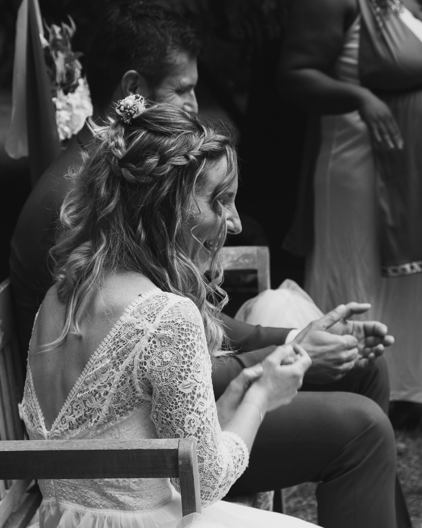 Je vous adore ! 🥹
J'adore vous découvrir et découvrir vos créations et ce que vous avez dans le coeur !
Les détails que vous avez imaginé de votre côté où aux côtés d’autres prestataires, les mois qui précèdent le mariage. Les jeux que vous inventez, les surprises, les traditions et vos manières de vous les approprier.
C’est super fun pour moi, car en plus de vous accompagner et d’immortaliser votre lien et vos idées lors de cette grande journée, je découvre toujours plein de choses et j’apprends de vous.
Je vous accompagne et découvre vos pensées, vos attentions, vos idées, vos taquineries et les différentes manières que vous avez de vous aimer !
Alors merci ! Merci de me faire confiance pour vous photographier et me partager ce que vous avez dans le coeur et dans la tête et ce que vous réalisez de vos mains.
Merci de m’oublier et d’être vous-même, sans surjouer, sans anticiper un résultat. Merci aussi de m’écouter et de faire confiance quand je vous proposer de tester des jeux, des poses, des lumières !
Les mariages ce sont des moments de partage et d’amour. D’amour surtout et d’abord entre les mariés, pour se le dire droit dans les yeux, l’officialiser, l’affirmer, se faire une promesse.
Les mariages ce sont aussi et surtout des moments partagés à l’occasion d’une grande journée où on se lâche, on se sappe, on fait la fête à sa manière, avec ses personnes préférées sur terre.
Très heureuse de faire ce métier, j’ai hâte que la saison démarre, elle va être intense et très riche en émotion, en découverte et en souvenirs !
🥂📸🔥
Romane Diez - Photographe de mariage à Paris et worldwide
Emmenez-moiiiiiiii 🎶
romanediez.com