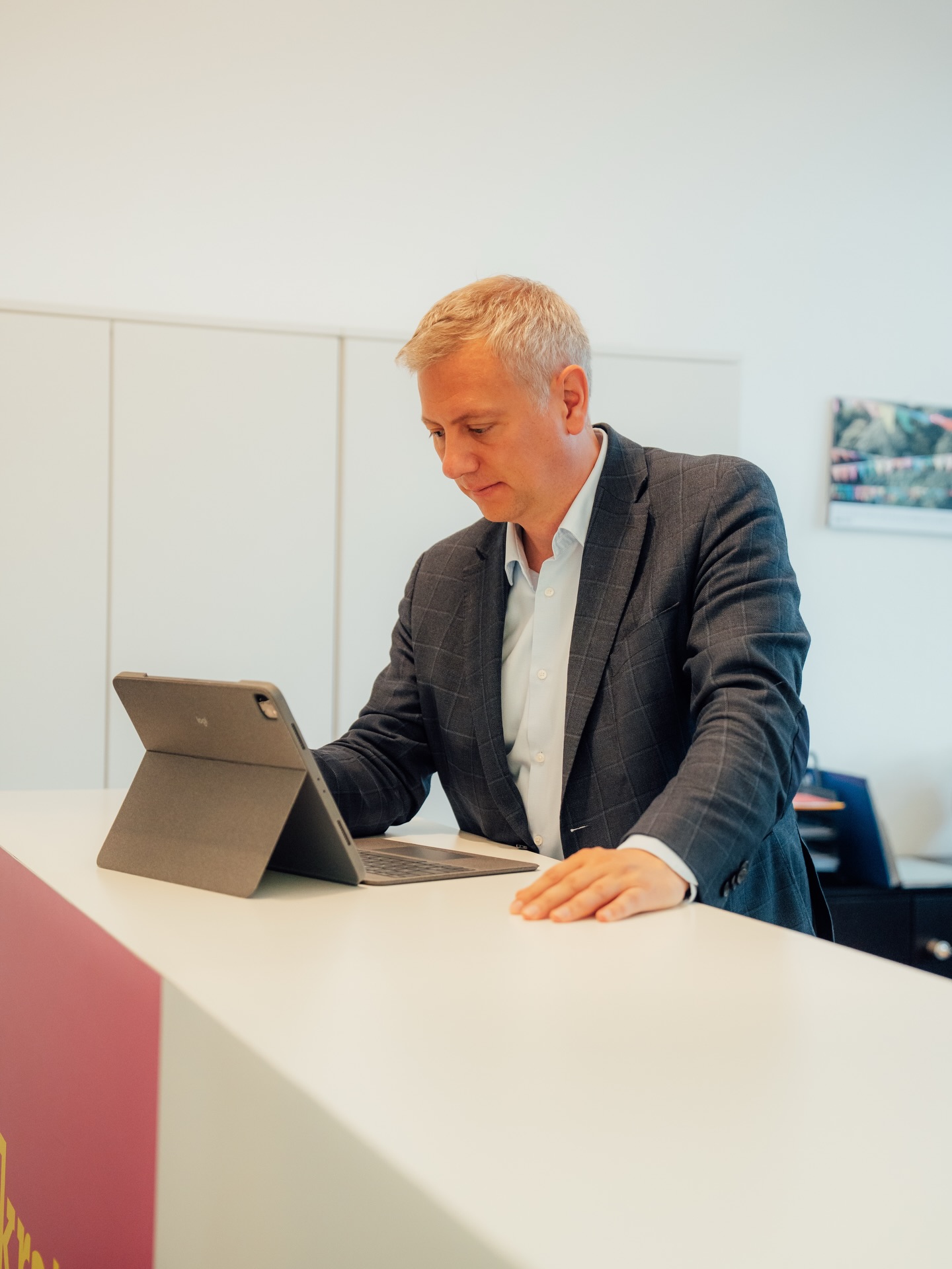 Die Kürzungen von CDU und SPD bei der Bildung nehmen kein Ende🤯 Nach Sozialindex und Gesamtschulen muss nun auch die Digitale Bildung dran glauben: Die Landesregierung streicht das Schulfach Digitale Welt🧑💻
Von Anfang an haben wir gesagt: Das Schulfach ist nicht ansatzweise ausreichend. Soziale Medien, Fake News, Künstliche Intelligenz – Kinder und Jugendliche wachsen heute in einer digitalen Welt auf. Um sich in dieser sicher zu bewegen, brauchen sie digitale Kompetenzen mehr denn je.
Dass die Landesregierung nun aber auch den ersten kleinen Schritt, den sie bei der digitalen Bildung gegangen ist, rückgängig macht, ist angesichts der Lebensrealität der Kinder und Jugendlichen ein Skandal. Hessen hinkt im bundesweiten Vergleich weiterhin hinterher. Anders als in vielen anderen Bundesländern ist Informatik hierzulande noch immer kein Pflichtfach. Schwarz-Rot muss endlich dafür sorgen, dass Hessen aufholt und nicht immer weiter zurückfällt. Denn Kinder und Jugendliche brauchen das Rüstzeug, um sich souverän in der digitalen Welt zu bewegen.