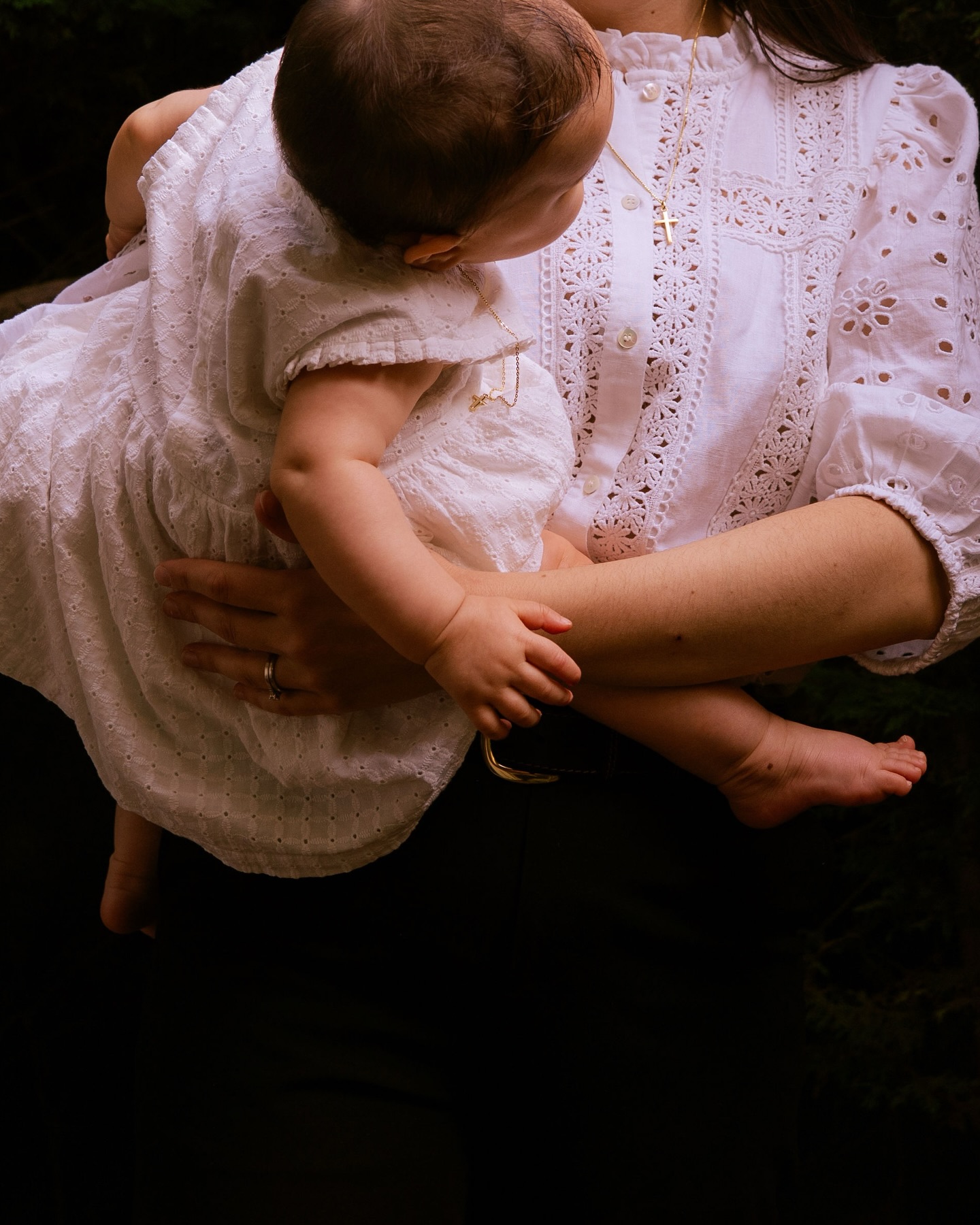 La magie de la transmission des traditions et des croyances. 🪄
C’est toujours très beau, les cérémonies dans ces lieux sacrés, les lieux religieux. Qu’importe le fait de croire ou pas, le sujet n’est pas là. Il y a toujours quelque chose d’un peu magique et d’autant plus ce jour-là. Le mariage célébré entre ces murs il y a quelques années et maintenant le baptême. Le prêtre aussi, était déjà là la première fois.
Ambiance intime et familiale, tout le monde est heureux de se retrouver et d’honorer les enfants, les parents, qui sont les enfants des désormais grands parents. Honorer la famille, proposer un chemin et des valeurs et vouloir en garder des traces.
Ces instants et ces traditions sont le ciment de votre histoire familiale et des liens que vous construisez avec vos proches. Chercher à les immortaliser afin de pouvoir de garder des traces de ces grands moments en famille fait sens. On ne sait jamais trop ce qu’il va se passer, ce qu’on va ressentir, la seule chose qu’on sait c’est que l’on a envie ensemble, de partager et de construire.
Je suis sincèrement heureuse de vous accompagner dans la construction et la pérennisation de votre patrimoine photographique familial. Alors oui, j’utilise des grands mots pour finalement dire qu’on a baptisé l’enfant et que j’ai photographié l’évènement.
Mais c’est un peu plus sacré que ça, les photos de famille, il y a quelque chose d’un peu magique, à vouloir transmettre, guider et accompagner son enfant et pouvoir être en mesure de lui montrer plus tard, sa bouille et ses grimaces et les visages des uns et des autres, avant l’effet du temps.
Je suis disponible si vous souhaitez que je vous accompagne et que j’immortalise vos évènements privés et religieux. Je dis toujours oui à la magie !
Romane Diez
romanediez.com