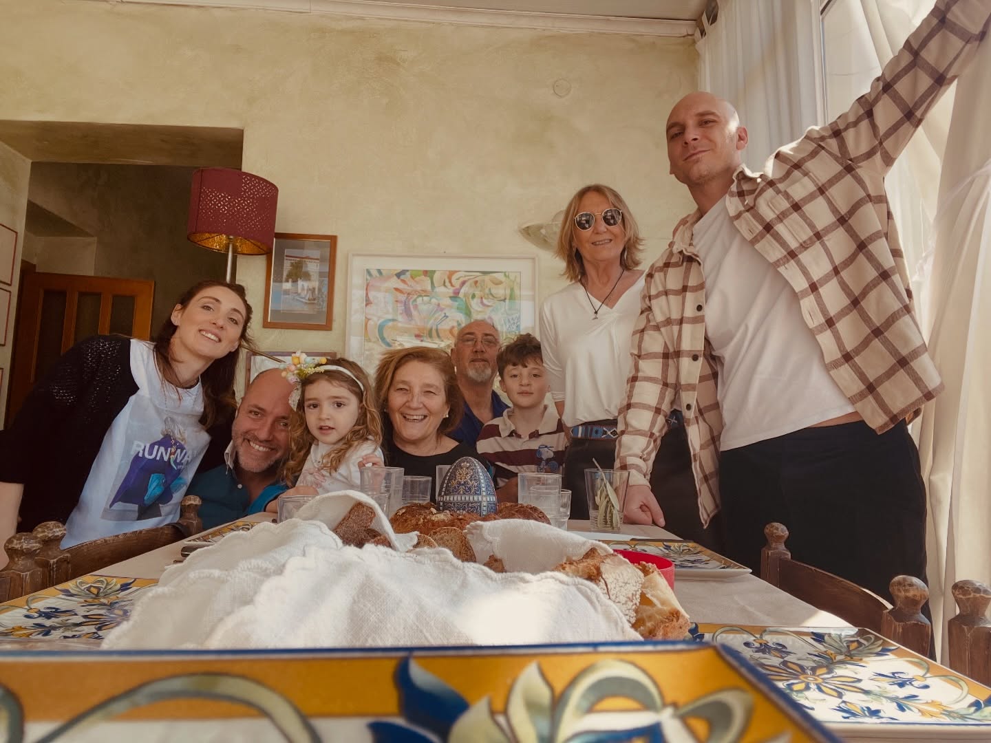 La famiglia non è solo quella in cui nasci.
È anche quella che incontri, che scegli e che ti sceglie.
Quella che si siede alla tua tavola e, senza accorgertene, diventa parte della tua storia.
#famiglia #pasquainfamiglia