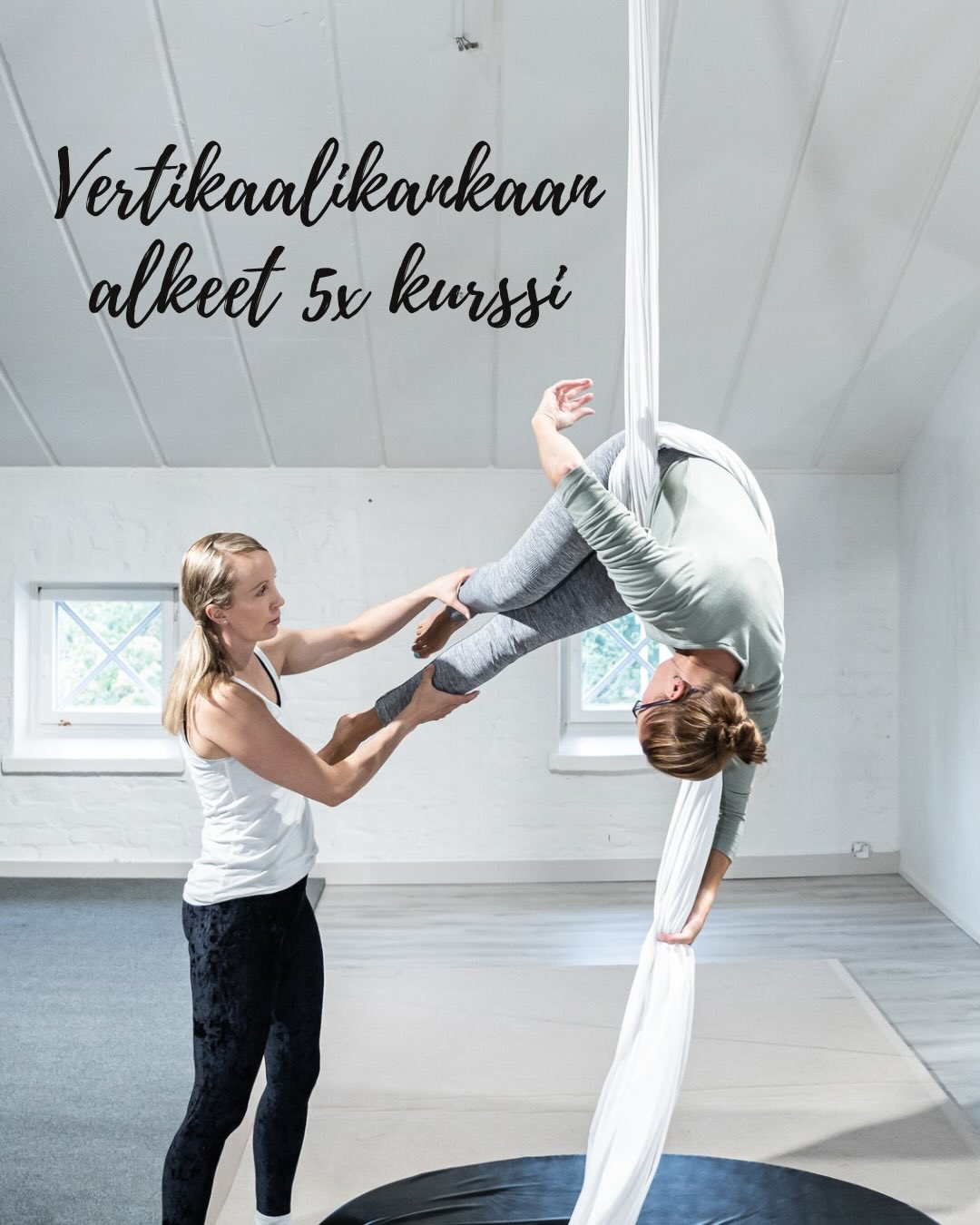 Ensi viikolla alkaa vertikaalikankaan alkeiskurssi! Tervetuloa testaamaan tätä kaunista ja tehokasta lajia! 🌸💪
🌸Vertikaalikankaan alkeet 5x kurssi
ti klo 19-20
( 31.3.-28.4. )
Ohjaajana Jerina Ferdani
Hinta 75€
Vertikaalikangas on vapaana roikkuva kaunis ilma-akrobatiaväline, joka kehittää erityisen hyvin ylä- ja keskivartalon lihasvoimaa. Kurssilla harjoitellaan erilaisia kiipeämisiä ja asentoja, pyörähdyksiä ja pieniä pudotuksia.
Kurssille pukeudutaan kainalot peittävään paitaan ja pitkiin housuihin. Ethän käytä vetoketjullisia vaatteita. Juomapullo mukaan!
Ilmoittaudu mukaan Roofin app:in kautta, jonka löydät nimellä Roof Aerial Club App Storesta tai Play kaupasta. Voit käyttää myös selainversioita, joka löytyy bion linkkipuusta.
🌸 Tervetuloa mukaan! 🌸
📸: @takayamaproductions