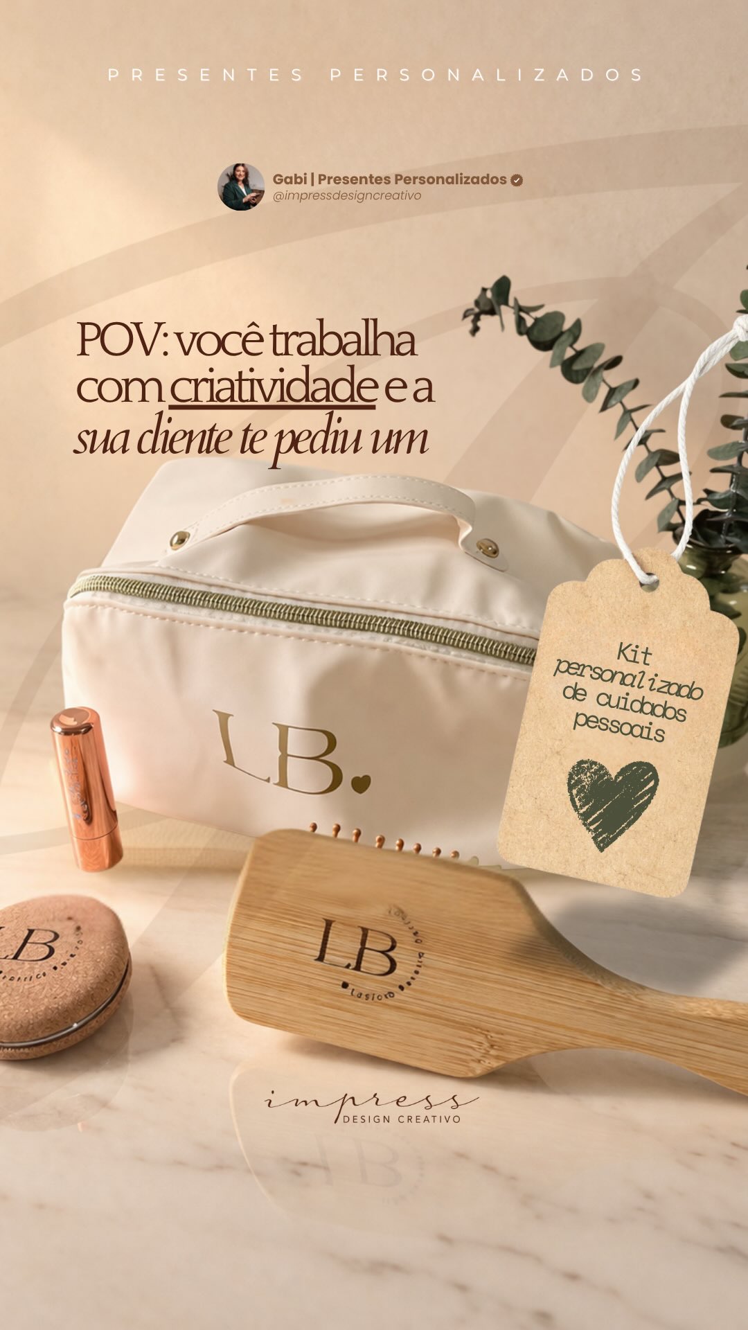 POV: você trabalha com criatividade e a sua cliente te pediu um kit personalizado de cuidados pessoais.
Necessaire off-white, escova de madeira, espelhinho, batom rosé. Cada item com as iniciais dela, no mesmo traço, no mesmo tom.
Quando tudo combina assim, a pessoa abre e sente que foi pensado pra ela. Não pra qualquer uma.
Esse é o tipo de pedido que a gente ama receber aqui. Me chama e me conta quem é a pessoa que você quer presentear. 🤍