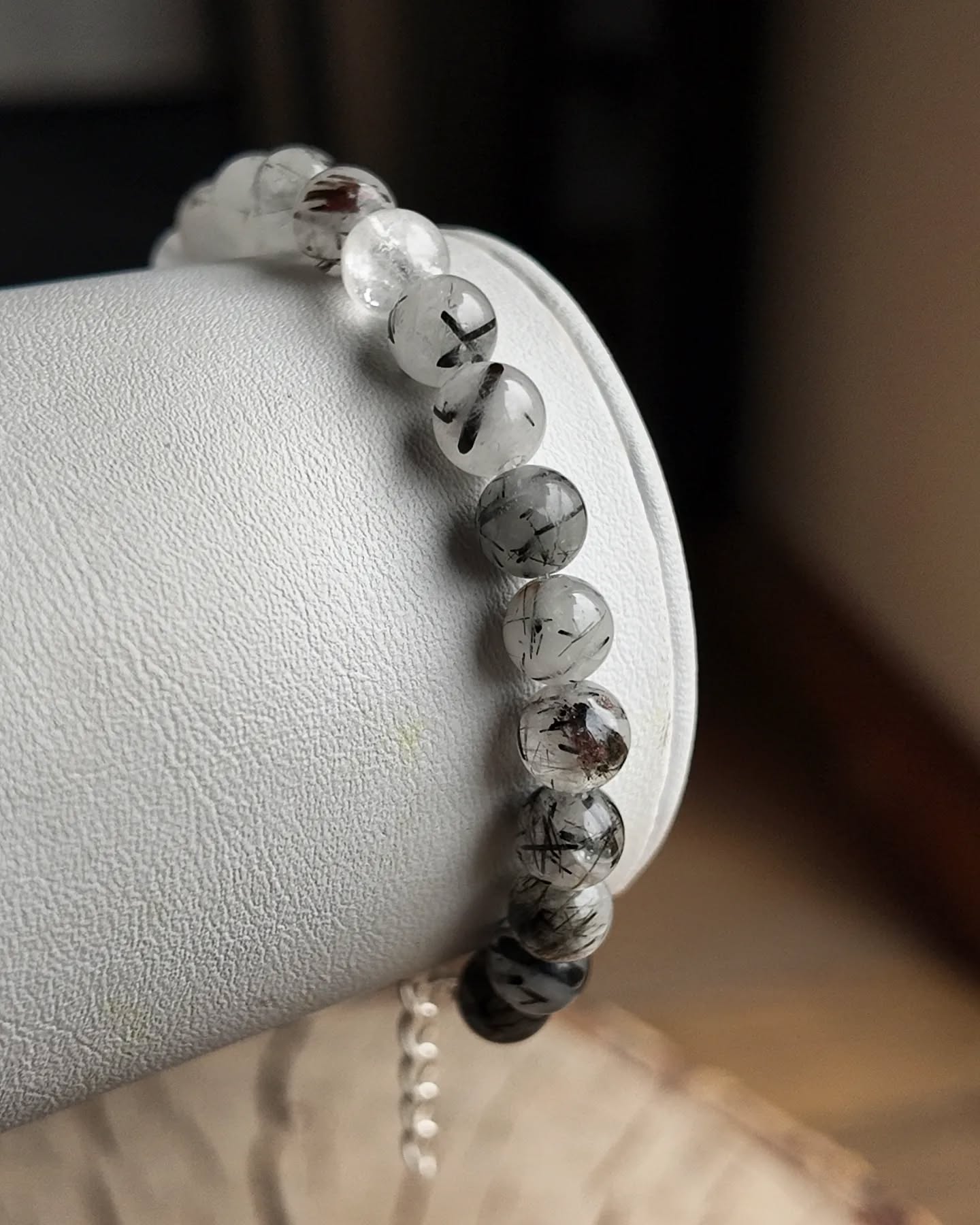 Plongez dans le contraste fascinant de ce Quartz à inclusions de tourmaline noire.
Chaque perle a été rigoureusement sélectionnée pour sa transparence cristalline et ses aiguilles de tourmaline, créant un motif naturel unique.
L'élégance est ici mariée à la qualité avec un fermoir et une chaîne adaptative en Argent 925.
Ce bijou est vendu à l'unité.
💰 Prix du bracelet : 20 €
⚠️ Un seul exemplaire est disponible.
Contactez-moi en DM pour réserver cette pièce ou réserver-la directement sur notre site PIARE.fr
#QuartzTourmaline #Argent925 #braceletnaturel #PierreNaturelle #QualitéPremium