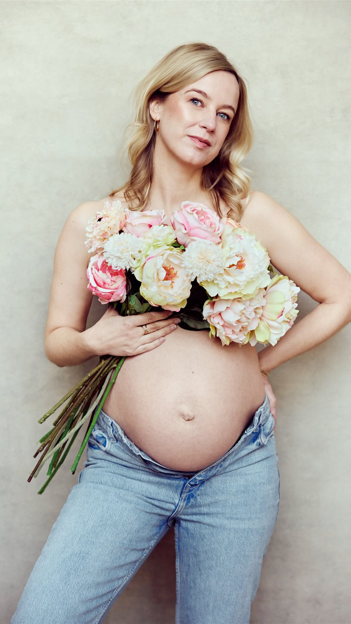 1. “Mijn lichaam is zo hard veranderd. Wat als ik niet mooi op foto sta? 🤰🏼”
Ik begeleid jou in elke pose zodat je lichaam op een flatterende manier in beeld wordt gebracht.
Wist je trouwens dat je pas tijdens de ordersessie beslist over welke foto’s je aankoopt en hoeveel?
2. “Ik heb geen enkel outfit die mij nog flatteert.”
In de studio hangen heel wat verschillende outfits die je mag gebruiken voor je zwangerschapsshoot.
Less is more: voor bepaalde looks hebben we soms heel weinig nodig; zoals deze leuke look met bloemen hierboven. 💐
3. “Ik weet niet welke looks bij mij passen of wat er mogelijk is.”
Tijdens het kennismakingsgesprek (online of in de studio) bespreken we wat er mooi bij jou zou passen en toon ik je heel wat voorbeelden. Maak je graag zelf een moodboard? Dat mag ook!
4. “Mag mijn partner mee op foto?” 📷
Ofcouuuuurse.
👋🏻❤️
#zwangerschapsshoot #maternityportrait #zwangerschapsfotos #zwangerschapsfotograaf #fotostudioleuven #fotostudio #fotograafleuven