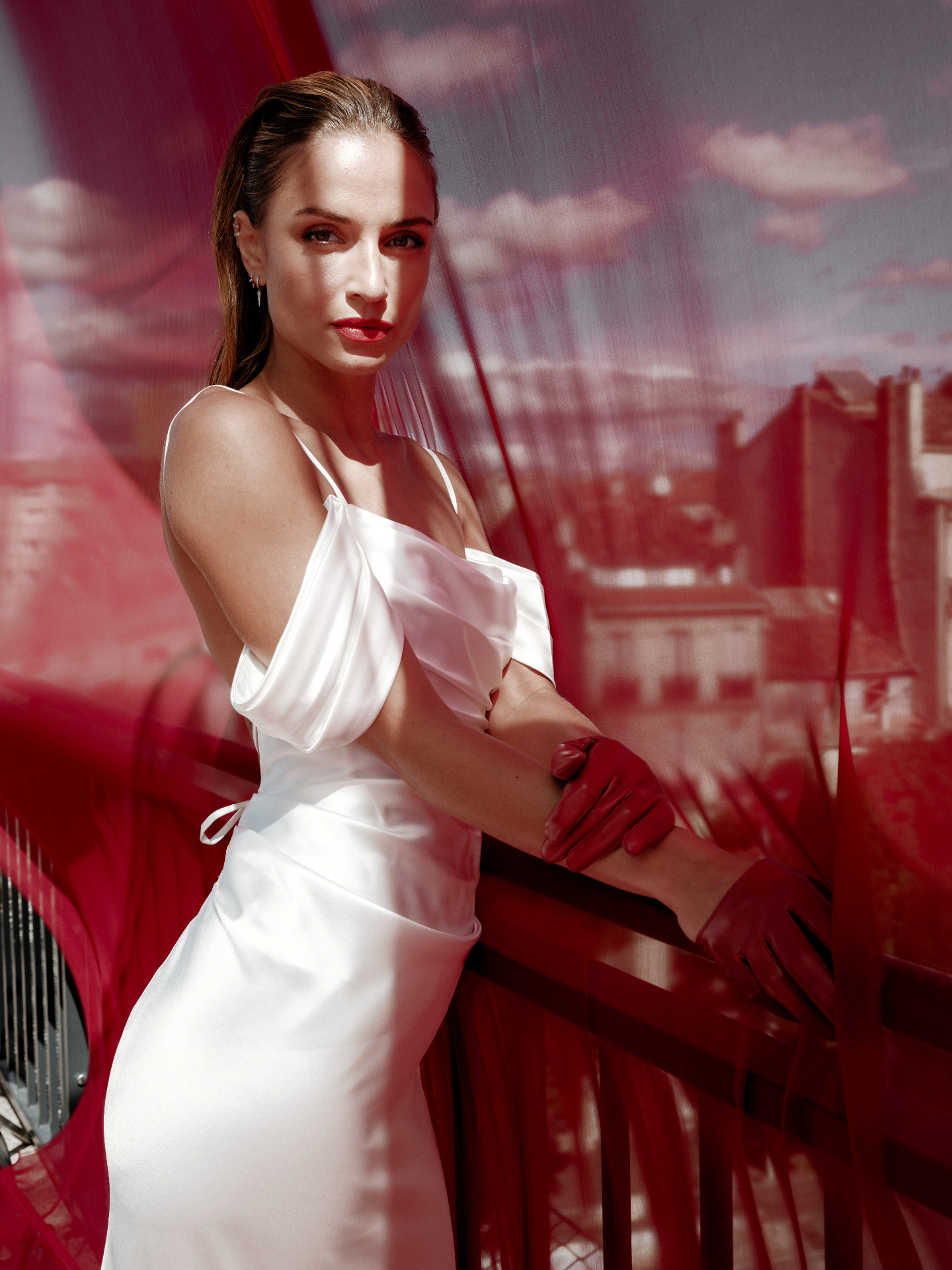 Tendance 2026 : la robe de mariée satinée ✨
Le satin fait son grand retour. Une matière lumineuse, fluide, qui capte la lumière et sublime chaque mouvement. Contrairement à ce qu’on pense, il ne se suffit pas à lui-même : tout se joue dans la coupe, les volumes, les détails.
C’est exactement l’idée derrière la robe Céleste. Un modèle entièrement en satin, travaillé avec de légers plissés pour créer du relief, jouer avec la lumière… et révéler la silhouette avec douceur.
Une robe à la fois minimaliste et forte. Qui ne cherche pas à en faire trop, mais à faire juste.
✨ Parce qu’au fond, une belle matière bien pensée peut suffire à tout dire.
Qui suis-je ? Je suis Manon Gontero, créatrice de robes de mariée depuis plus de 15 ans, et j’accompagne chaque future mariée dans une expérience unique, où la robe s’adapte à la femme et non l’inverse.
Tu as un projet ? Prends rendez-vous et je t'accompagne pour réaliser la robe de tes rêves !
———
Un grand merci à cette merveilleuse équipe
@laure.stefanini @jeromebrousse @audejanedvll
@vincent.lefaou @glc.makeup @rooftoplesreformes
———
#weddingdress #robedemarieesurmesure #madeinfrance #creatricerobedemariee #bridallook