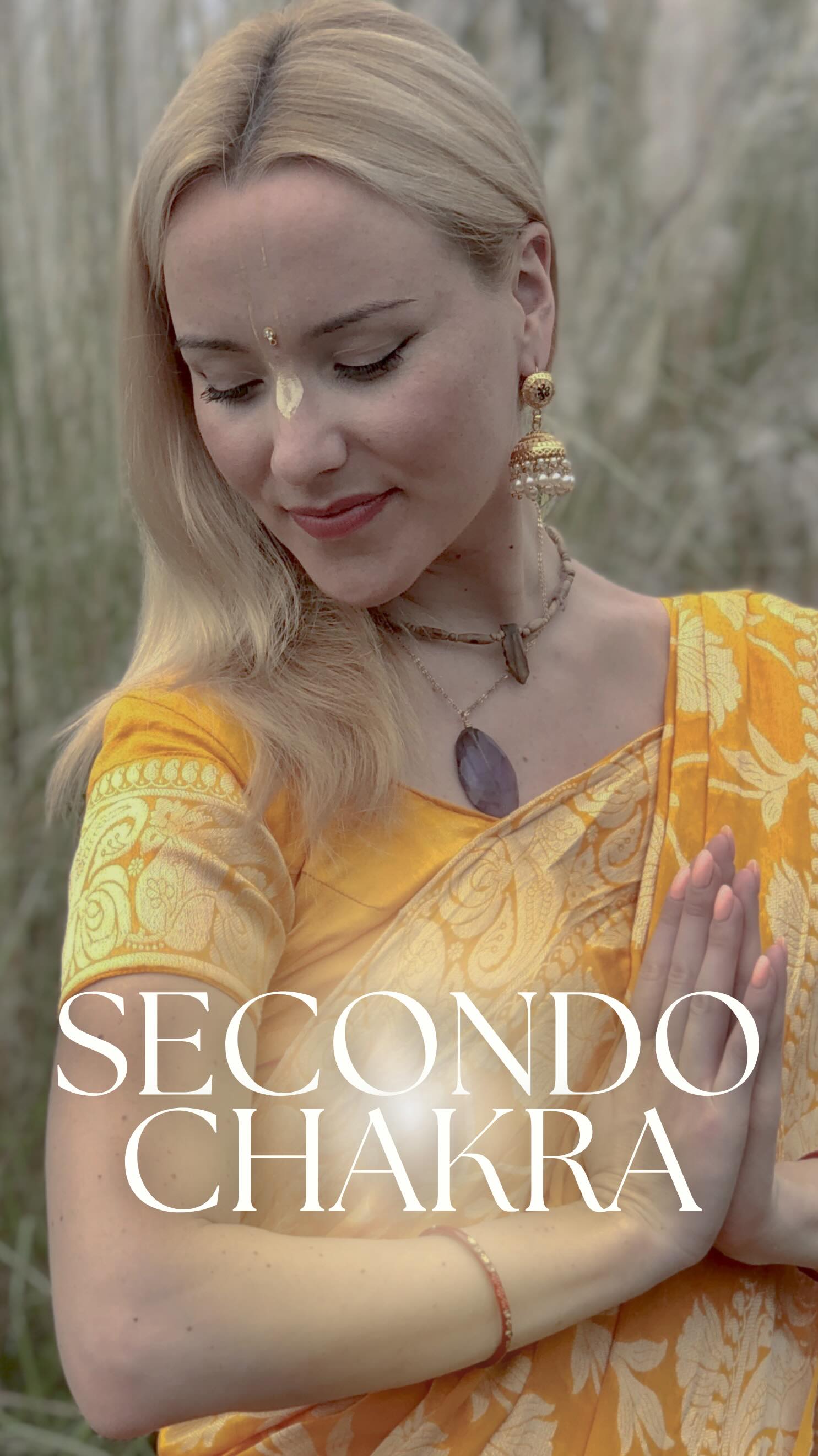 Se il primo chakra rappresenta la struttura, il secondo può essere interpretato come il contenuto di quella struttura.
🧡 Svadhisthana Chakra, il secondo centro energetico, è il luogo delle emozioni, del piacere di vivere, della capacità di sentire. È ciò che riempie, che scorre, che dà qualità alla nostra esperienza. E proprio per questo motivo è associato all’elemento acqua.
💧L’acqua non ha forma propria, ma prende forma da ciò che la contiene: si adatta, fluisce, nutre. E proprio come l’acqua, anche la nostra energia emotiva ha bisogno di uno spazio stabile per potersi esprimere in modo armonico.
Quando questa energia è in equilibrio, il piacere di vivere diventa naturale. Non qualcosa da inseguire, ma qualcosa che scorre dentro di noi.
I mantra e i suoni collegati al secondo chakra lavorano proprio sul rendere più fluida e più armonica la nostra dimensione interiore.
Una struttura senza contenuto è vuota, così come anche la terra, senza acqua, diventa arida.
Cosa ne pensi? ✨
Se ti va, raccontami nei commenti del tuo rapporto con il piacere.
👉🏻 Il contenuto è tratto dal videocorso Chakra Harmony, un percorso di risveglio energetico esperienziale in cui, attraverso mantra, mudra, meditazione e studio dei chakra, puoi entrare in contatto diretto con l’antica saggezza tantrica.
#chakra #svadhisthana #svadhisthanachakra #secondochakra #acqua