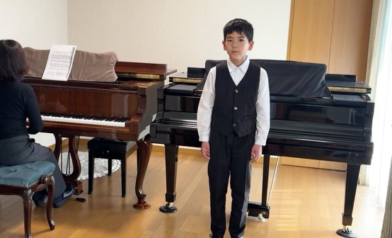 ✨金賞受賞・優秀指導者賞✨
#日本ミューズ音楽コンクール全国大会
小学高学年・歌部門にて
四年生のHくんが
金賞を受賞しました🏅
ピアノ🎹の鍵盤とは違い、
声は形が見えない分、
自分自身と
丁寧に向き合う時間が大切になります。
表現する力を育んできたことに
大きな成長を感じています✨
そしてこのたび、
優秀指導者賞もいただきましたこと、
心より感謝申し上げます。
これからも一人ひとりの可能性を大切に✨
ピアノと歌、
両方が学べる教室だからこそ、
表現の幅が広がります🎵
#田中洋子ピアノ声楽教室
#光市ピアノ教室
#山口県声楽教室
#優秀指導者賞
金賞受賞
