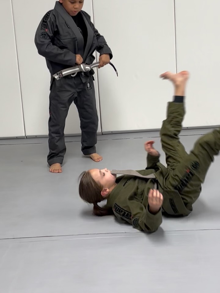 Our juniors and friends!! Mondays are cool cuz we have our friend warriors from other schools come train with us. Thank you @kobukandojova and @tidewaterbjj for bringing the heat and always being excellent training partners for our kids! We appreciate yall!
MONDAYS: Advanced juniors (7-12yrs, gray belt and up), 5pm, mat three and Beginning juniors at 530pm on mat one. COME TRAIN!!
#VBJJ #kidsjitz #757bjjkids #sixbladesvb #mondays