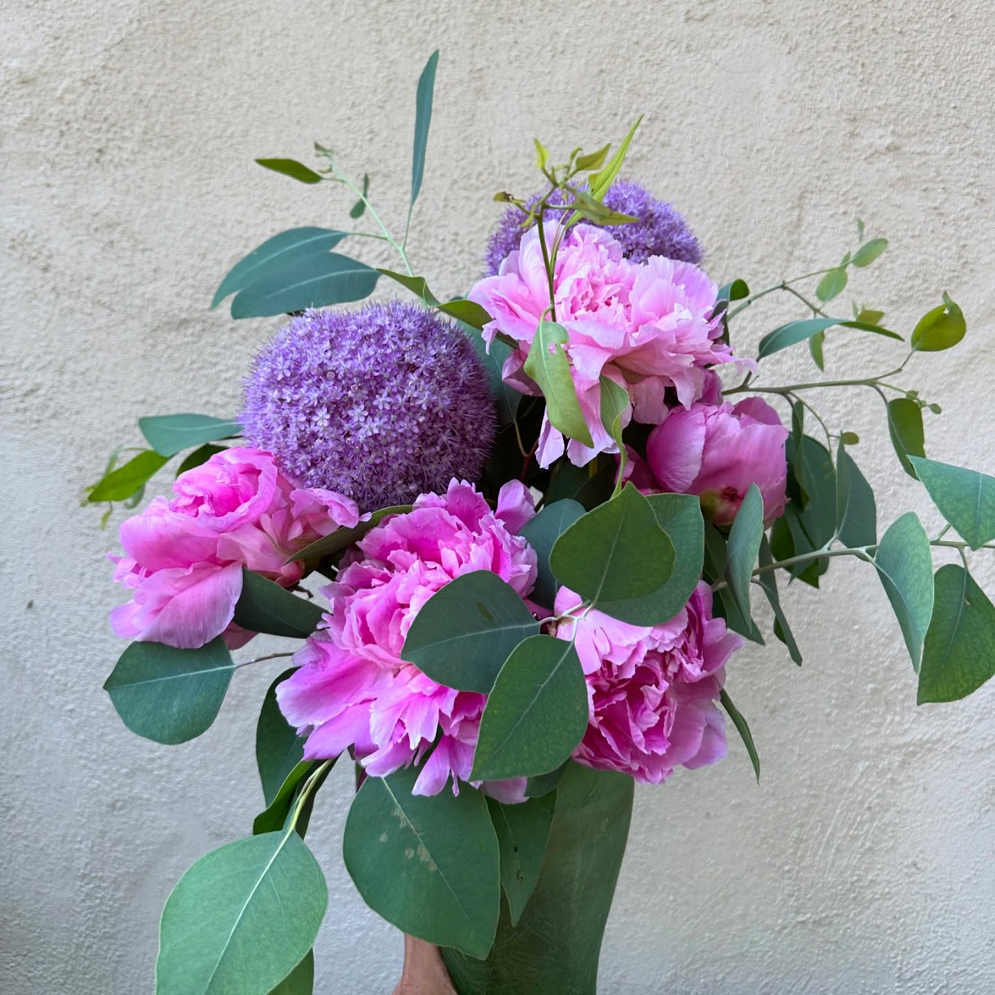 Bye bye peony season!
(This is your reminder to go get flowers for someone in your orbit—ANYONE—this week)
EASY FORMULA FOR BEAUTIFUL & SIMPLE DIY ARRANGEMENTS (from the frugal florist):
• Go to TRADER JOE’S & you’ll spend $20 or less
1 x Big flower
1 x Little flower
1 x Fancy greenery
1. Put greenery in vase to create base
2. Start with biggest flowers
3. Add small flowers/small features in remaining gaps
BOOM! Done. Go make someone’s day!
***NEVER give someone flowers in the plastic you bought them in. NEVER***