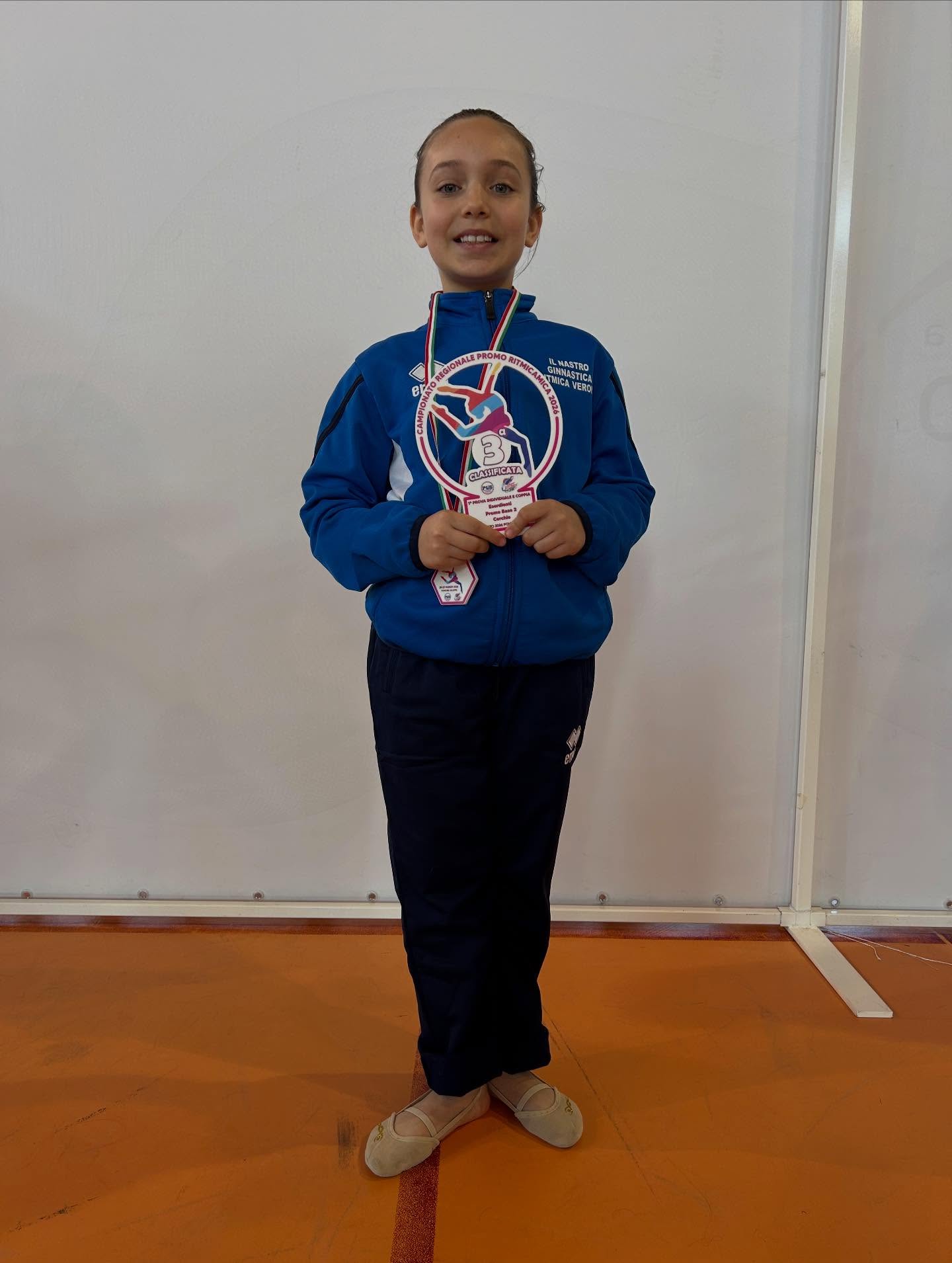 PRIMA GARA INDIVIDUALE PROMO
Queste weekend passato le ginnaste della sezione promo sono scese in pedana per la prima gara individuale.
Di seguito gli ottimi risultati della sede di Santa Lucia!
ESORDIENTI promo base2
Giada 🥉cerchio
Sofia S. 8/18 palla
Sofia G. 9/18 palla
MINI Promo A
Anna 🥇cerchio
Giulia 🥈palla
Arianna 4 fune
OPEN promo base 3
Anna 🥉palla
Olivia 🥈fune
Stella 🥈cerchio
PREMINI
Sofia e Amelia che non hanno ancora 8 anni e non possono essere premiate si sono esibite con un esercizio alla palla.
Per quasi tutte le ginnaste era la prima volta che scendevano in gara e hanno affrontato la pedana con grande coraggio e maturità.
Ora si torna in palestra a lavorare per migliorare sempre più in vista della prossima competizione!