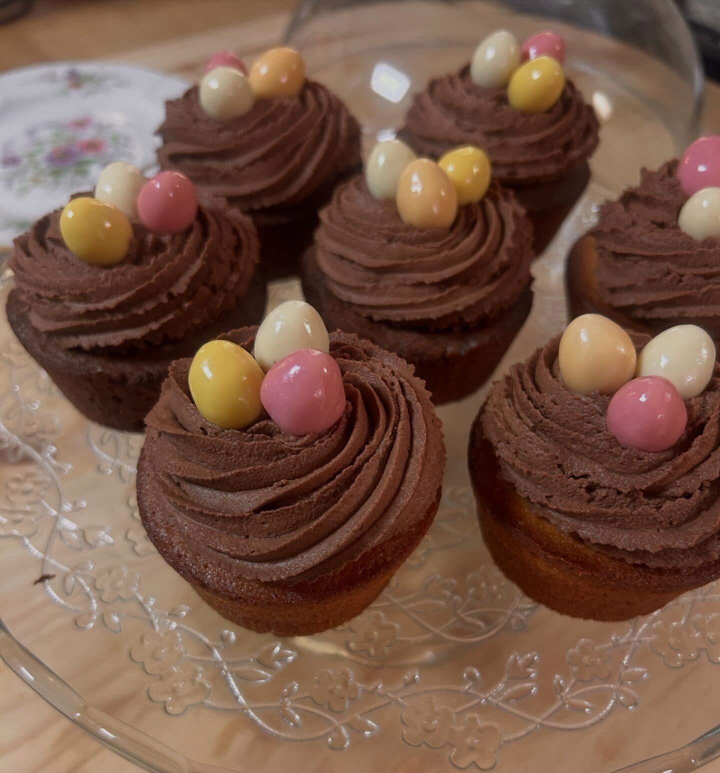 Le retour des cupcakes de Pâques 🐣 venez vous régaler tout le week-end avec nos succulents petits nids #aussibonquebeau #paques #guerande #salondethe #patisserie