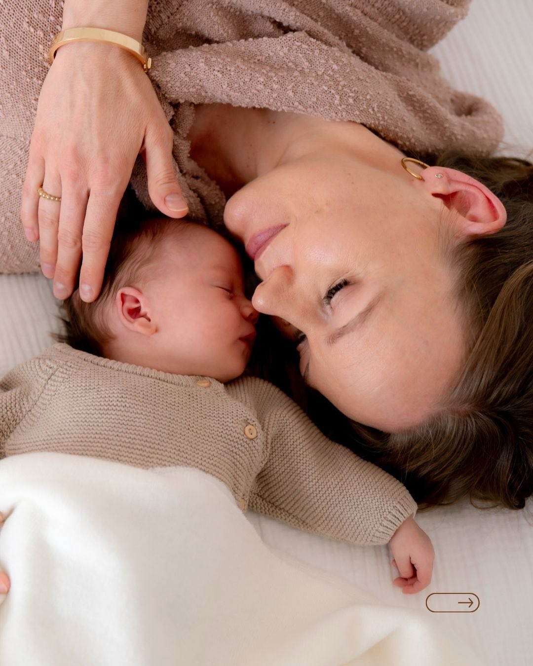 Auch wenn ihr es euch nicht vorstellen könnt, es wird nicht lange dauern und euer Baby ist nicht mehr so klein wie jetzt gerade. Die Hände greifen fester, die Gesichtszüge verändern sich… viele Eltern merken erst dann, wie schnell diese erste, so besondere Zeit vergangen ist – und wie schwer es ist, sich an all die kleinen Details zu erinnern, die sich damals so selbstverständlich angefühlt haben.
Genau deshalb sind Newbornfotos so viel mehr als nur Bilder, denn sie bewahren nicht nur, wie euer Baby ausgesehen hat, sondern halten fest, wie klein es einmal war, und wie sich diese ersten gemeinsamen Tage angefühlt haben.
Damit ihr euch nicht irgendwann fragt, wie winzig diese Finger eigentlich waren.
✨ Wenn du dir genau diese Erinnerungen bewahren möchtet, schreibt mir eine Nachricht und ich erzähle dir ganz in Ruhe, wie ein Shooting bei mir abläuft.
_________
Hi, ich bin Isabel - deine Wohlfühl-Fotografin mit Herz für Hochzeiten & Familien in Weikersheim und Würzburg. Für emotionale Fotos, die euch zeigen wie ihr seid, seid ihr bei mir genau richtig!
Isabel Heine Fotografie
www.herz-und-gold.de
isabel@herz-und-gold.de
Fotostudio Weikersheim, Hochzeitsfotos Bad Mergentheim, Hochzeit Weikersheim, Newbornfotos, Familienfotos, Babybauchfotograf, Babyfotos Weikersheim