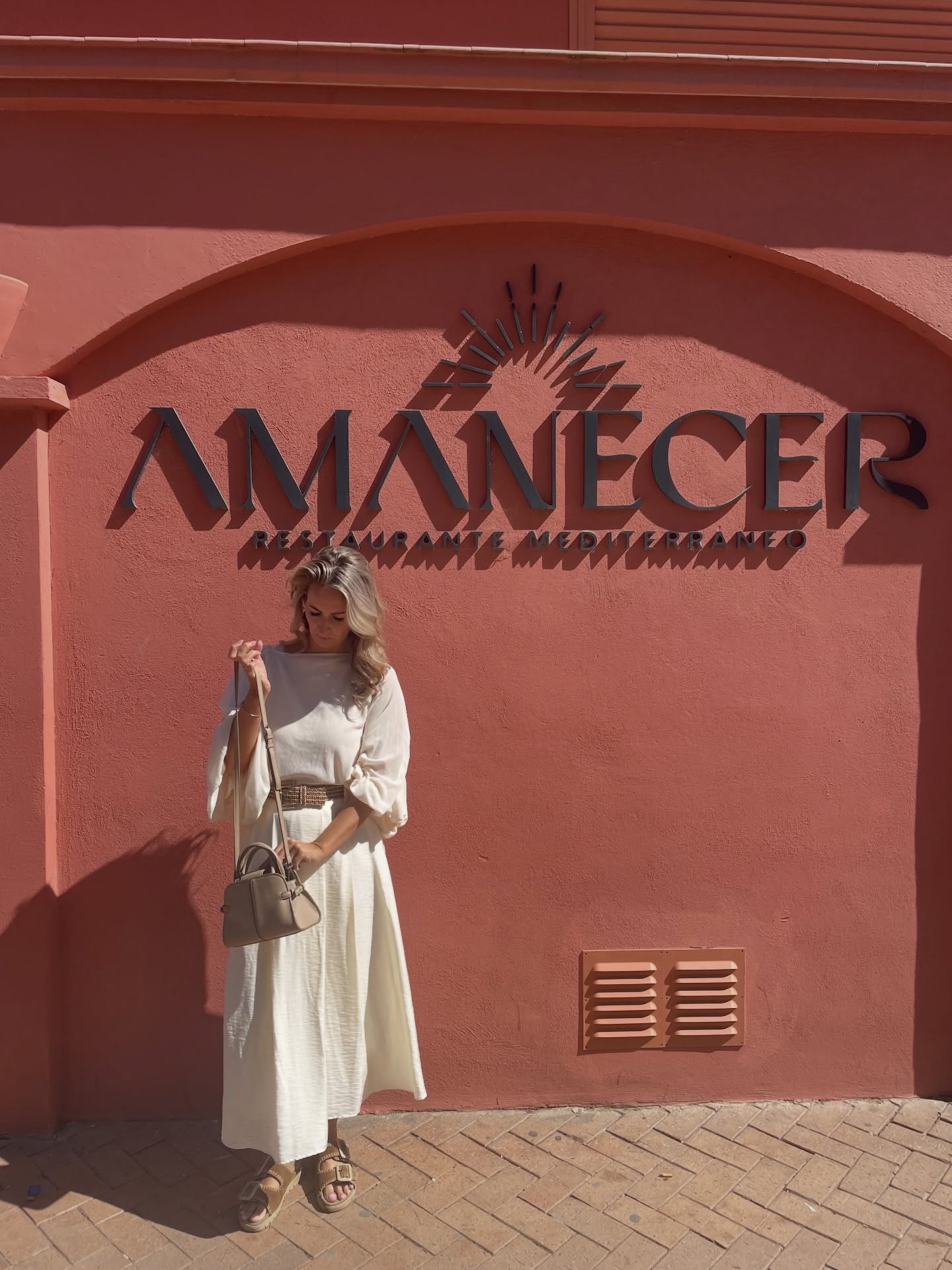 Toen ik stopte met zoeken naar ‘de juiste stap’ begon alles te bewegen.
Mijn pad is allesbehalve logisch.
Mijn lichaam gaf een grens aan.
Daar begon het.
Ik dook in ademwerk, in systemisch werk, in het zenuwstelsel, in het Akasha-veld.
In alles wat ik kon vinden om te begrijpen wat er in mij gebeurde.
En onderweg ontdekte ik lagen waarvan ik jaren geleden niet eens wist dat ze bestonden.
Niet omdat ik het perfecte plan volgde, maar omdat ik bleef bewegen.
Nu doe ik werk dat niet meer in één titel past.
Ik werk met adem, met het lichaam, met energie en het veld van de ziel.
Dat is niet ontstaan omdat ik op een dag wist: “dit ga ik doen”.
Dat is ontstaan omdat ik stap voor stap ben gegaan.
Zonder zekerheid.
Je wacht op dat moment waarop je er klaar voor bent.
Maar die dag komt niet.
Start before you’re ready.
#persoonlijkegroei #innerlijkwerk #zenuwstelsel #eigenpad #startbeforeyoureready