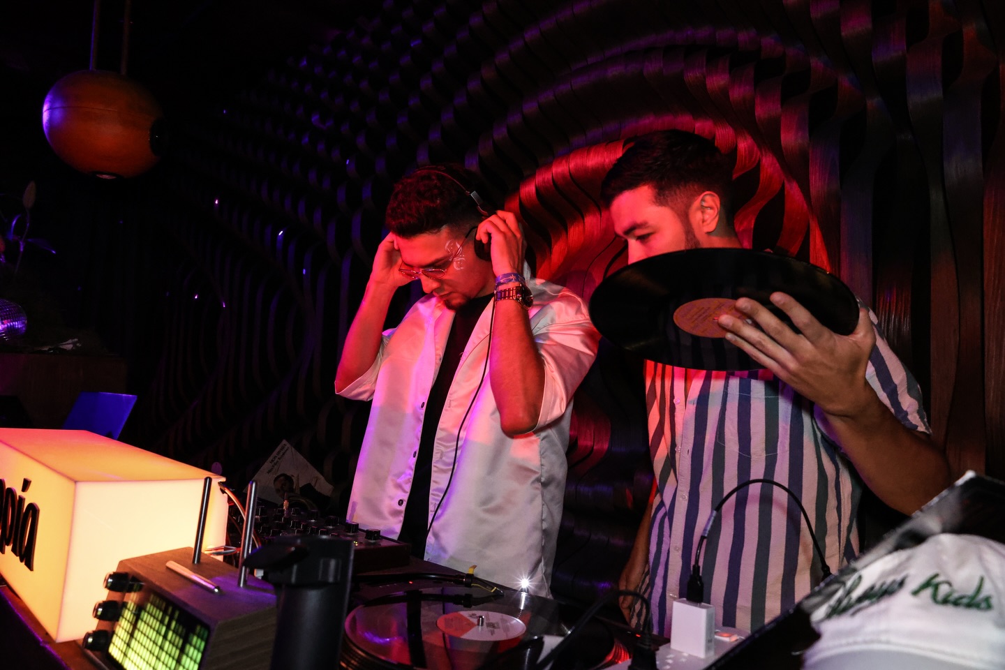 ☀️PUERTA DEL SOL
📌Organiza: @proyecto_utopia_
📌Lee la nota completa en Bloggaleriadearte.com
Utopía regresó para recordarnos que el lujo real es el sudor compartido, buena comida y esa energía eléctrica que surge cuando el sonido es honesto.