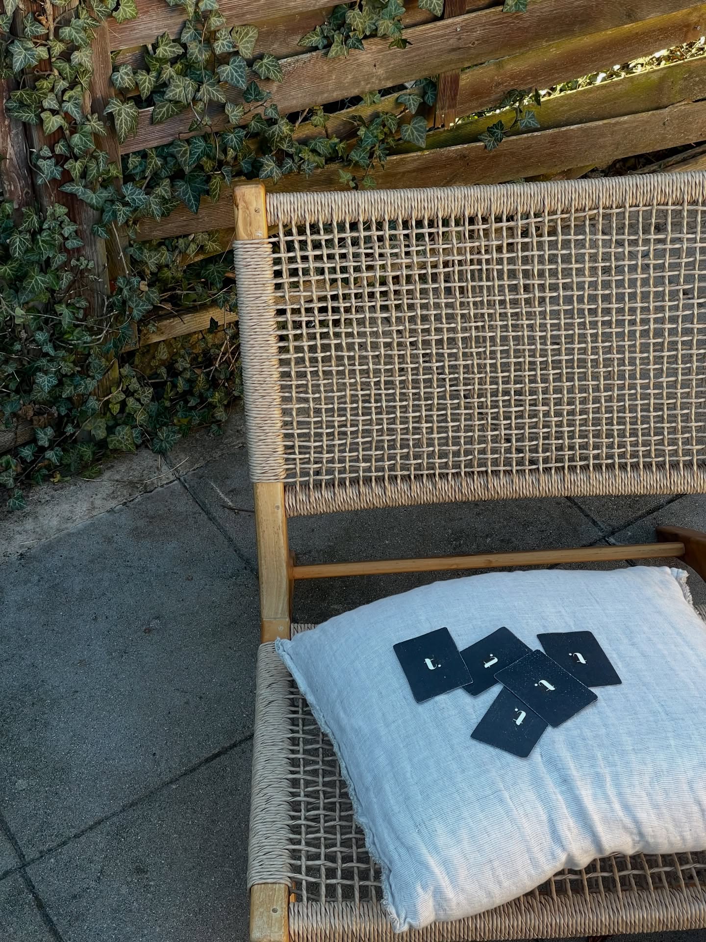 Depuis quelques mois, nous travaillons sur une nouvelle perspective. Entre déplacements en France et au Portugal, une vision se dessine à l’horizon.
Saurez-vous la percevoir ?
Nous avons hâte de vous dévoiler la suite qui arrive encore cette année.