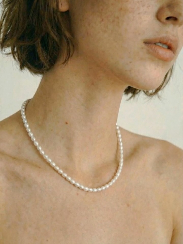 Delikatny rytm naturalnych pereł przełamany intensywną czerwienią korala tworzy subtelny kontrast, który przyciąga spojrzenia, ale nie dominuje. To detal, który robi całą różnicę.
Każdy element ma swoją fakturę, swoją historię i swoje tempo – razem tworzą naszyjnik, który jest jednocześnie spokojny i wyrazisty.
Dla tych, które lubią prostotę z charakterem.