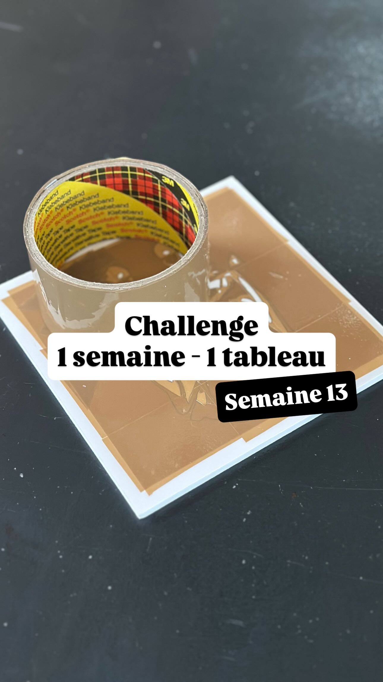 Challenge « 1 semaine - 1 tableau »
SEMAINE 13 - « Reflet »
Dans le miroir, ce n’est pas seulement un visage qui apparaît, mais une vérité silencieuse.
Comme si l’âme se dévoilait derrière les contours.
On s’observe, on se juge, parfois on se découvre.
Et dans ce face-à-face immobile, le reflet ne ment jamais : il rappelle qui l’on est… ou qui l’on fuit.
.
#artcontemporain #tapeart #art #collage #scotch