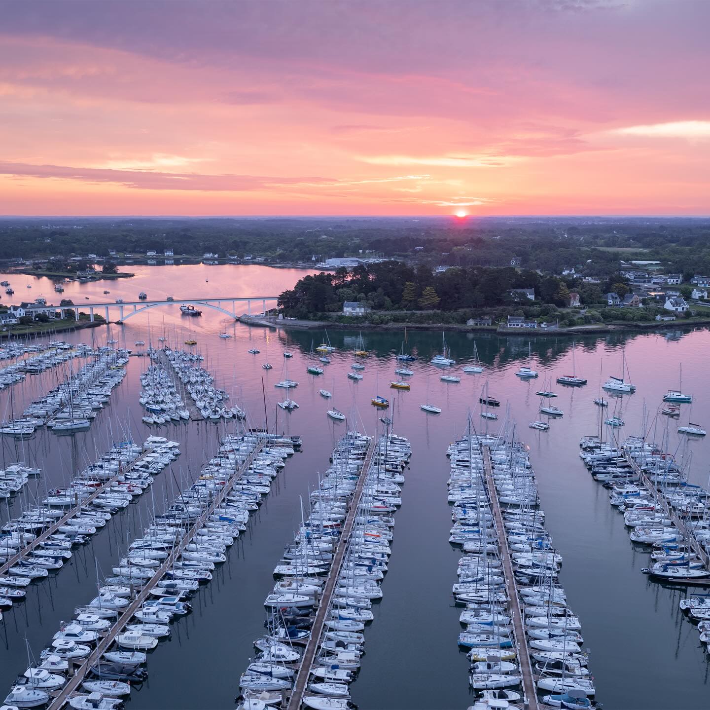 Dans un mois tout pile la Baie de Quiberon accueillera 2000 marins prêts à prendre le large ! ⛵️
Rendez-vous également à terre pour profiter du village gratuit et ouvert à tous ! 🎪
@aqtaetmoi 💙