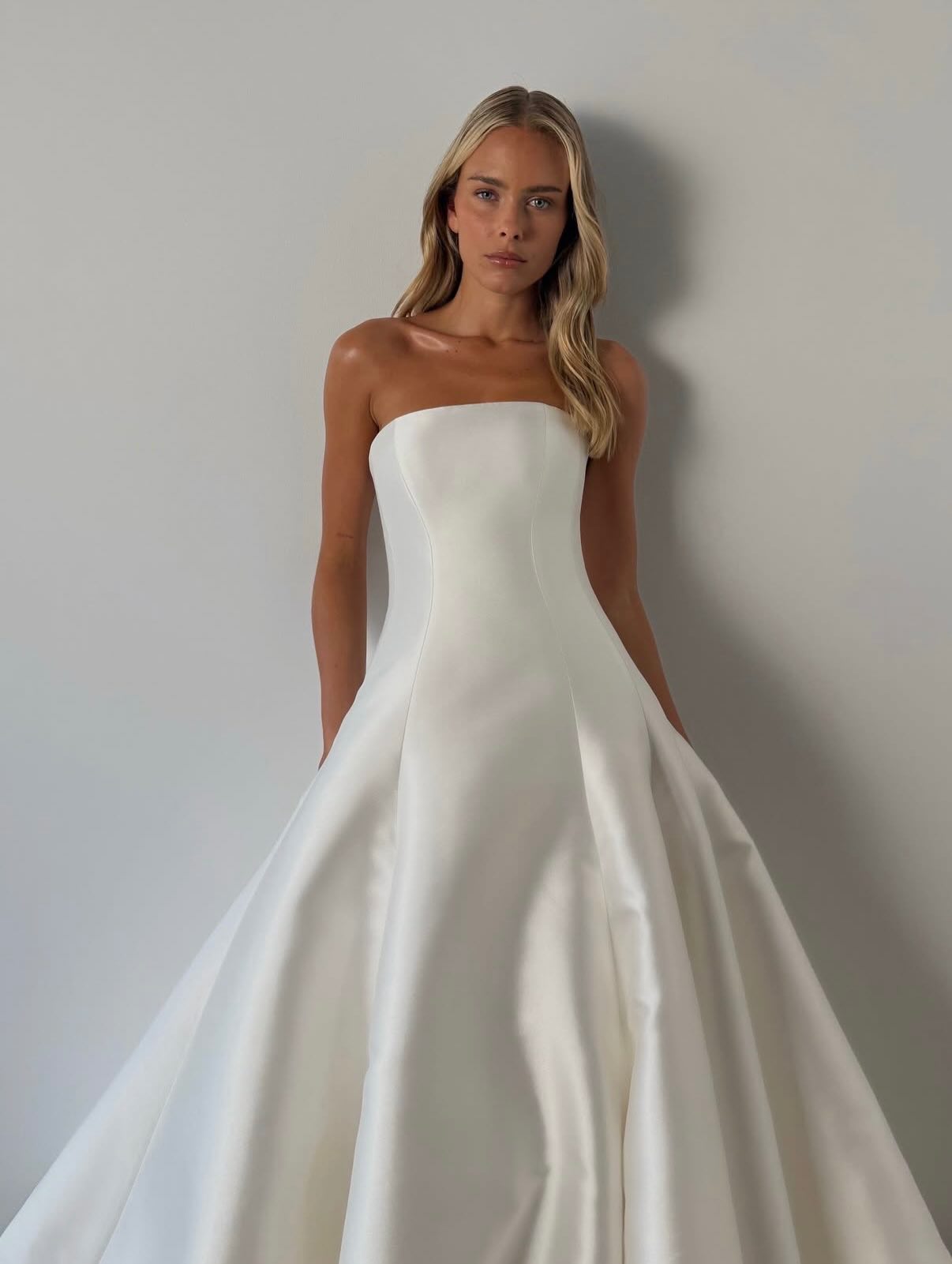 Adler 🤍 Minimalist in detail, maximal in elegance.
We loveeeee her and she’s 20% off! This is the last weekend to shop @kyhabride gowns and accessories for 20% off!