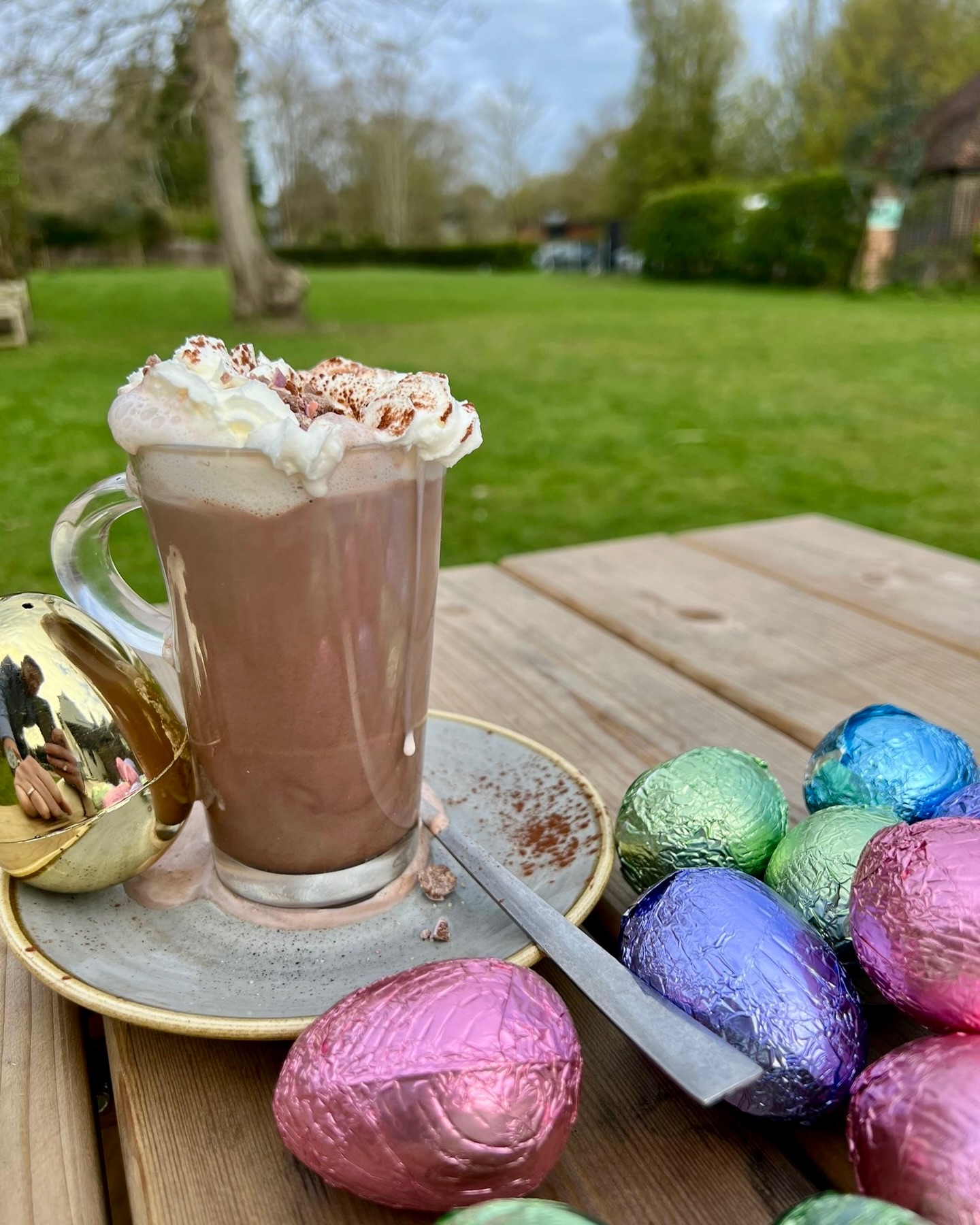 Join us for The Red Lion Egg Hunt!
Come along today and Easter Sunday between 2pm and 4pm for some Easter fun in our garden! We’ve hidden 100 chocolate eggs – can you find them all?
Keep your eyes peeled for the Golden Egg… find it and get a FREE Easter hot chocolate!
Bring the family, enjoy the hunt, and celebrate Easter with us at The Red Lion! #theredlioneastbergholt #suffolkpub #easterweekend #easteregghunt