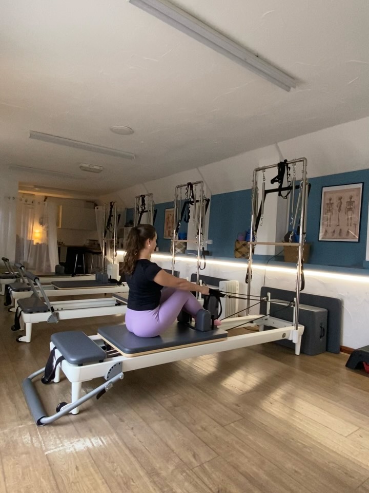 Roll down on the Reformer
-This is a great exercise to help core engagement.
-Also helps strengthen the upper body.
-As well as mobilising your spine.
•Play around with the springs, notice the difference with a heavier spring in contrast to a lighter one!
What did you feel?
#pilates #mobility #strength #fitforlife