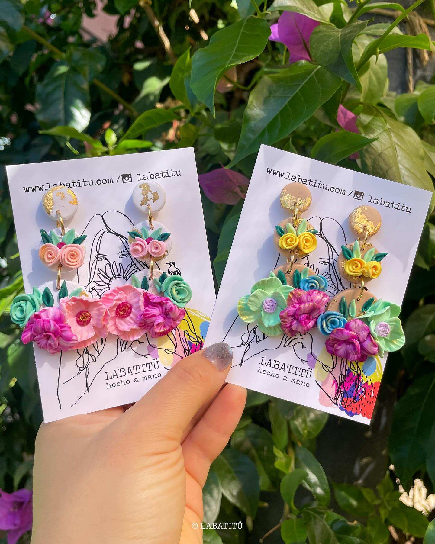 Estas hermosuras han salido de los talleres que he hecho cuando les voy explicando a las chicas, los tenía desarmados y un montón de partes sueltas, así que decidí armarlos y llevarlos a la tienda 🥰, estos aritos no son a pedido, es el diseño que ustedes hacen en el taller, cada arito es más lindo que el otro, con un diseño que es el que yo les enseño han salido un sinfín de colores, expresiones y personalidades en cada arito y eso me encanta es mágico 🥰❤️
Si quieres el tuyo ven al taller no debes saber nada de arcilla o todo también jijiji se necesitan solo las ganas de pasar un momento hermoso que se llevarán en el ❤️💖 ojalá mis queridas alumnas me apoyen en este post jiji y cuenten sus experiencias 🤭
Solo los encuentras en @noesunajoya y creo que queda el dorado menta 🤭