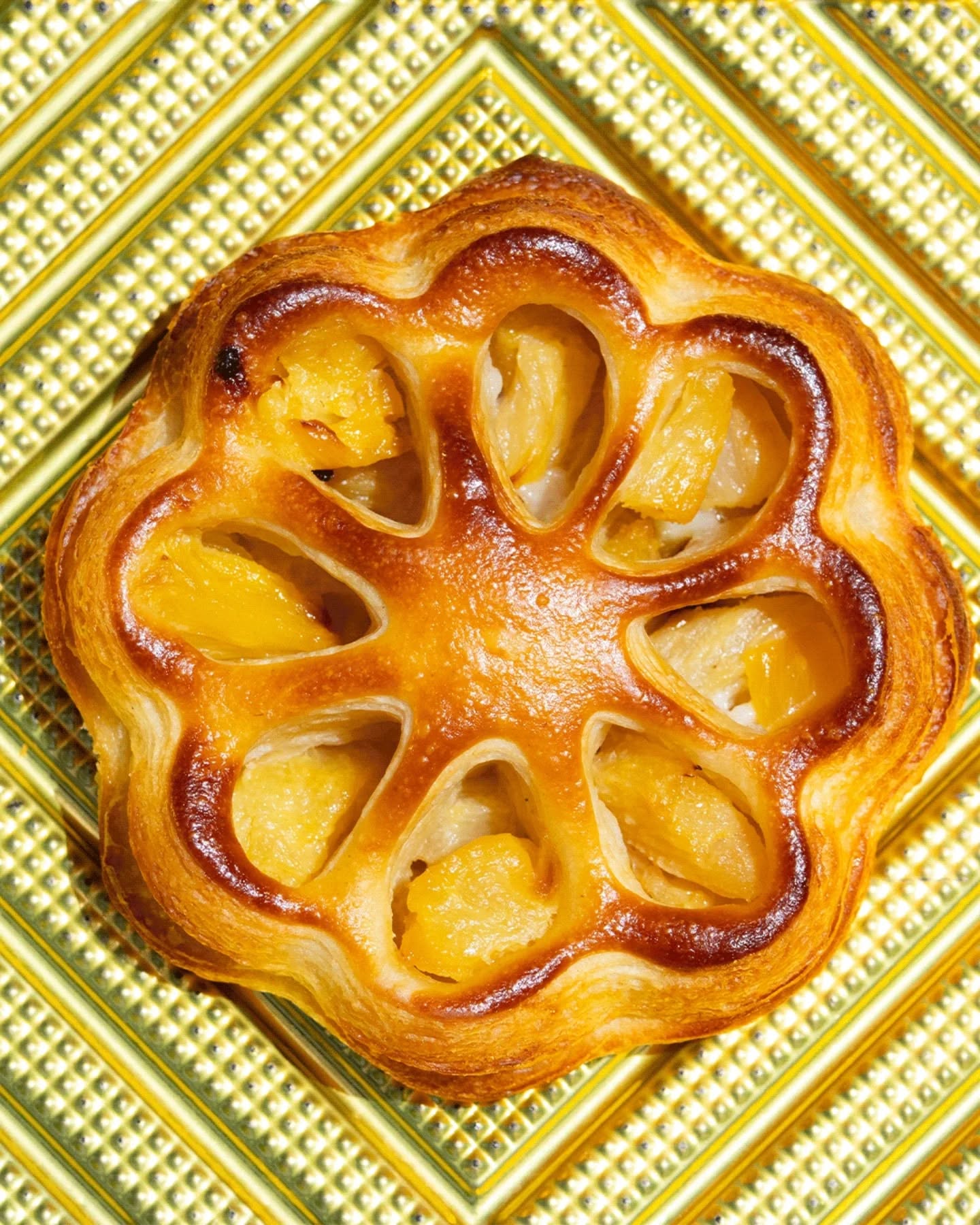 Con la primavera, abril abre una flor de croissant de piña y coco. Una pieza de masa de croissant que acompaña la indulgencia de nuestro cremoso de coco y la frescura de los trozos de piña. Una combinación sencilla, pensada para esta temporada. Disponible durante abril. 🍍🥥
