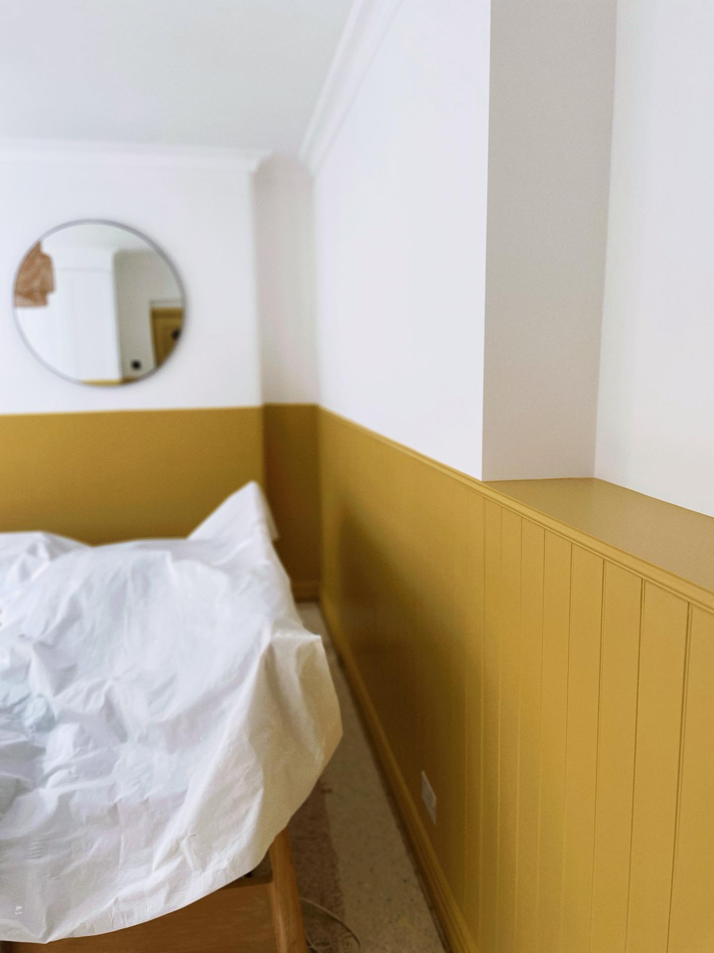 Sunny bedroom in Little Greene’s Yellow-pink paired with Shirting 👌🌞 💛
#montpelierdecoration #MontpelierPlace #montpeliermaker #themontpelierdecorator