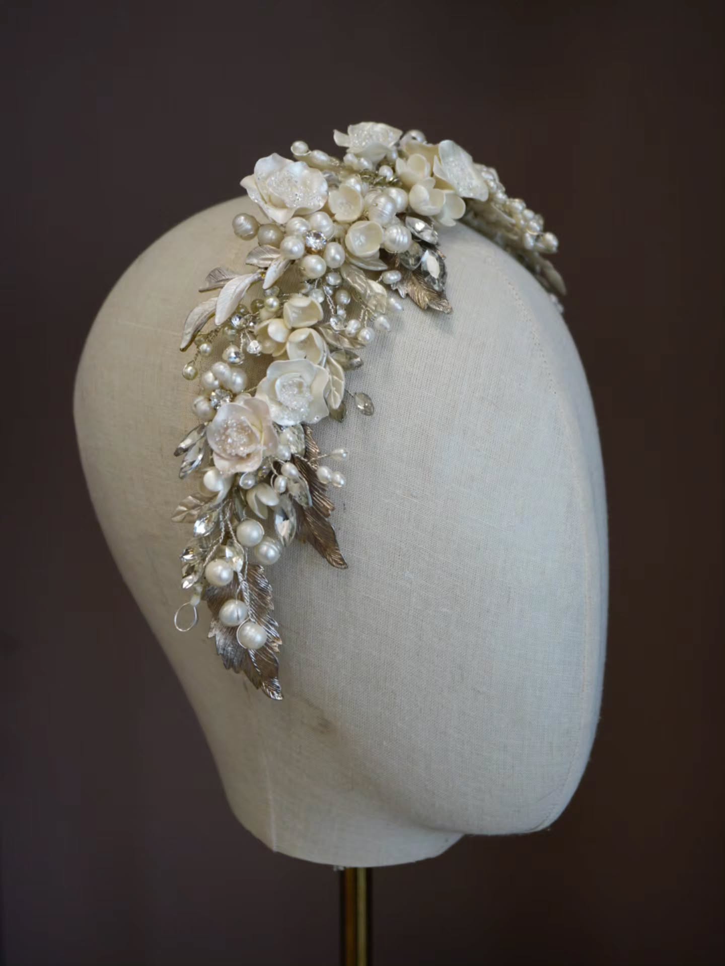 So romantic 🤍
#boho #bridetobe #weddinghairpiece #tocadosnovia #bridetobe