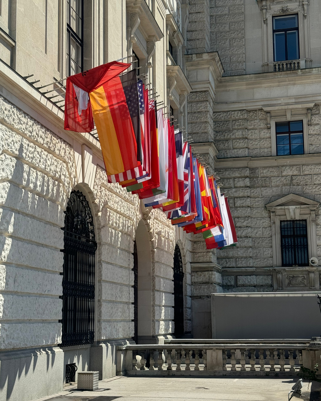 Kvalitet som varer 🇳🇴
Hos Flaggbutikk får du flagg laget for norske forhold – med slitesterke materialer, forsterkede sømmer og farger som holder.
Resultatet? Lengre levetid, tydelige farger og et profesjonelt uttrykk – hele sesongen.
👉 Link i bio
Hva er viktigst for deg – holdbarhet eller fargeklarhet? ✨
#Flaggbutikk #NorskKvalitet #Utendørsreklame #Gjerstad