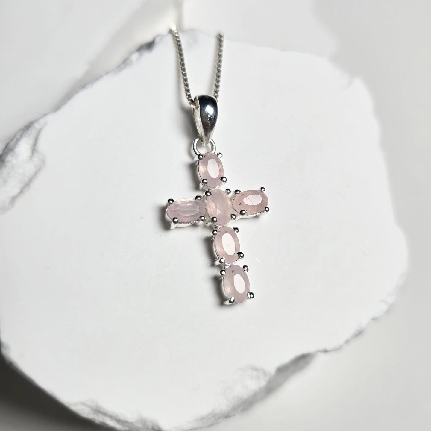 Dieses zarte Kreuz mit Rosenquarz steht für Liebe, Harmonie und emotionale Stärke. Die sanften Rosétöne wirken elegant und gleichzeitig beruhigend – ein Schmuckstück, das nicht nur schön aussieht, sondern auch dein Inneres stärkt.
💫 Halskette und Umfassung komplett aus 925 Sterling Silver
🌸 Die Wirkung von Rosenquarz:
Rosenquarz ist der Stein der Liebe und des Herzens. Er unterstützt dich dabei:
• Selbstliebe und Vertrauen aufzubauen
• emotionale Wunden zu heilen
• mehr Harmonie in Beziehungen zu bringen
• Stress und negative Gefühle zu lösen
Ein täglicher Begleiter für mehr Wärme, Ruhe und positive Energie.
♉ Besonders passend für diese Sternzeichen:
• Stier – stärkt Liebe und Beständigkeit
• Waage – bringt Harmonie und Ausgleich
• Krebs – unterstützt emotionale Heilung
• Fische – fördert Mitgefühl und Intuition
#Rosenquarz #Liebe #machic #Schmuckverkauf #sterlingsilver
